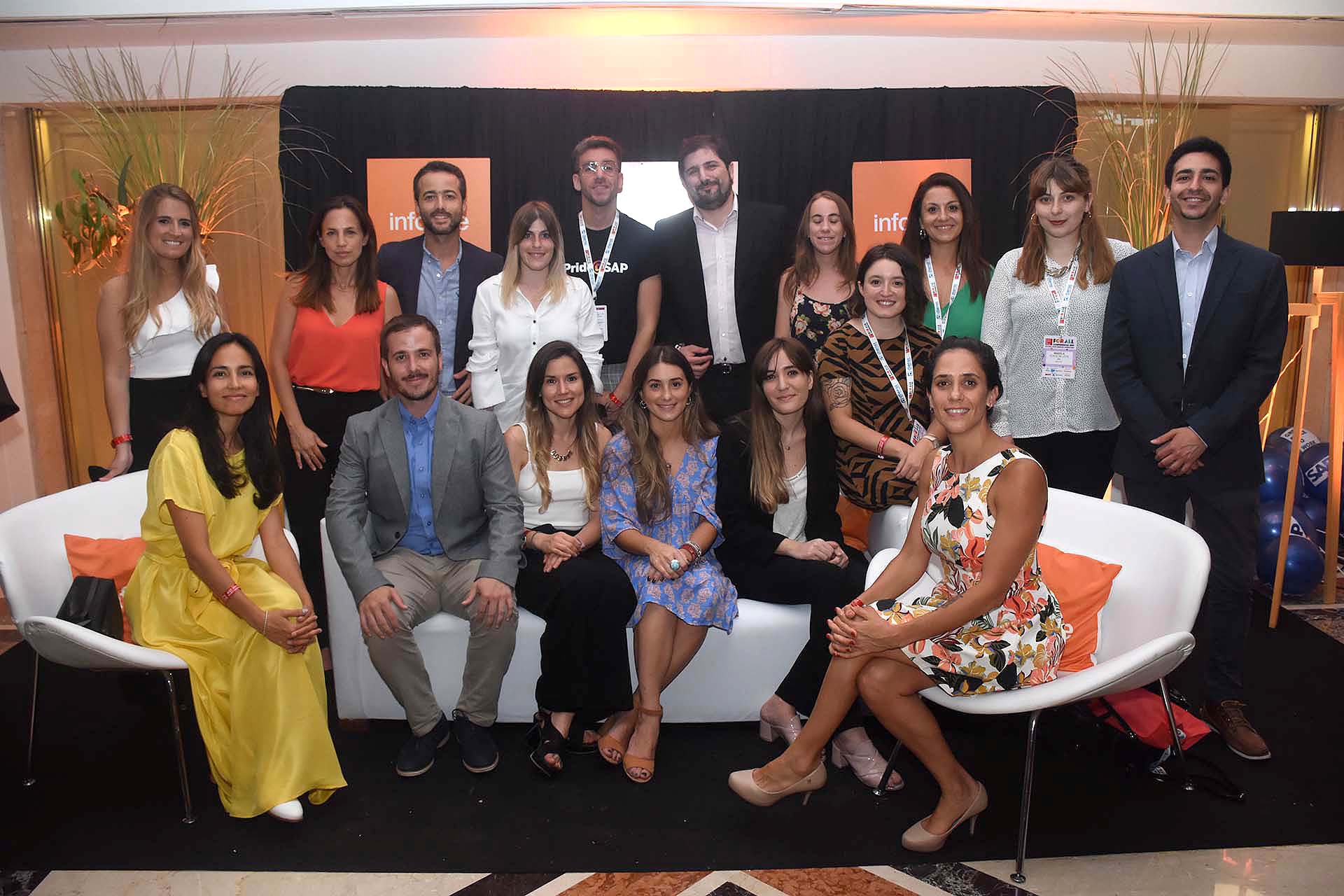 El equipo de SAP - Constanza Quiñones, directora de RRHH; Mara Kralj, manager de finanzas; Fátima Fernández Gatti, RRHH payrall; Franco Femminini, analista R2R; Florencia Carotti, RFP; Carolina Vaccaro, analista de finanzas; Salomé Terribile, analista de finanzas; Mariana Pusich, RRHH; Ezequiel Massa, SFO; Tomás Álvarez, senior talent; Esperanza Piotto, FOM; Anahí Díaz, RRHH; Guido Cavaliere, analista; Alejandro Masip, head of strategic project management; Bianca Pacini, analista de operaciones financieras; Valeria Forlano, talent acquisition specialist; Agustina Viturro, talent acquisition specialist; Claudia Boeri, CEO; Esteban Sanmartin, VP de ventas; Leandro Estanga, COO; Fernanda Pérez, directora de ventas; Marisol Cousido, VP consultora; Nicolás Fernández Llorente, FOM; Laura Sánchez Montero, senior ejecutiva