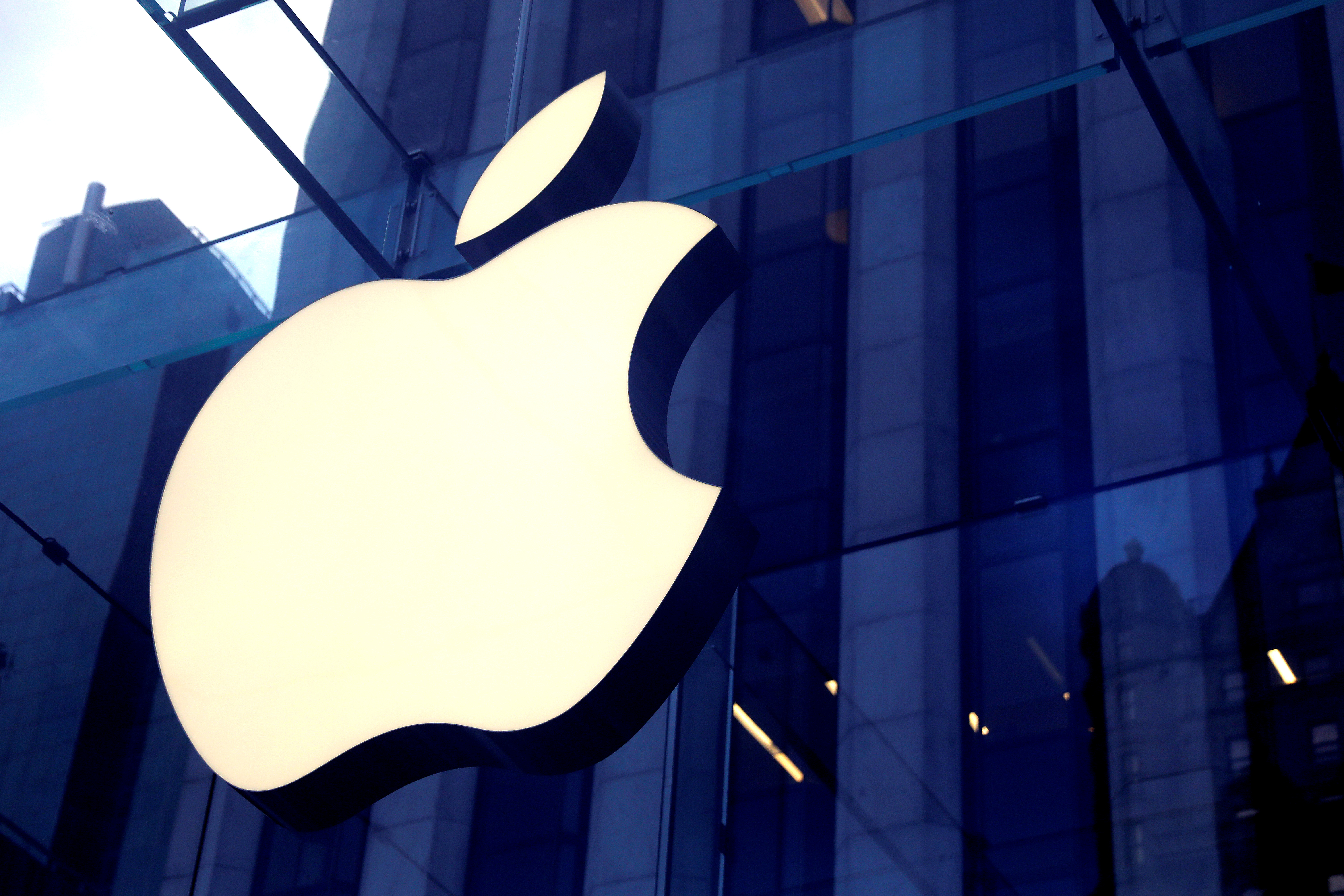 Apple es una de las primeras empresas en reconocer que sufrirá consecuencias por el impacto del coronavirus (REUTERS/Mike Segar)