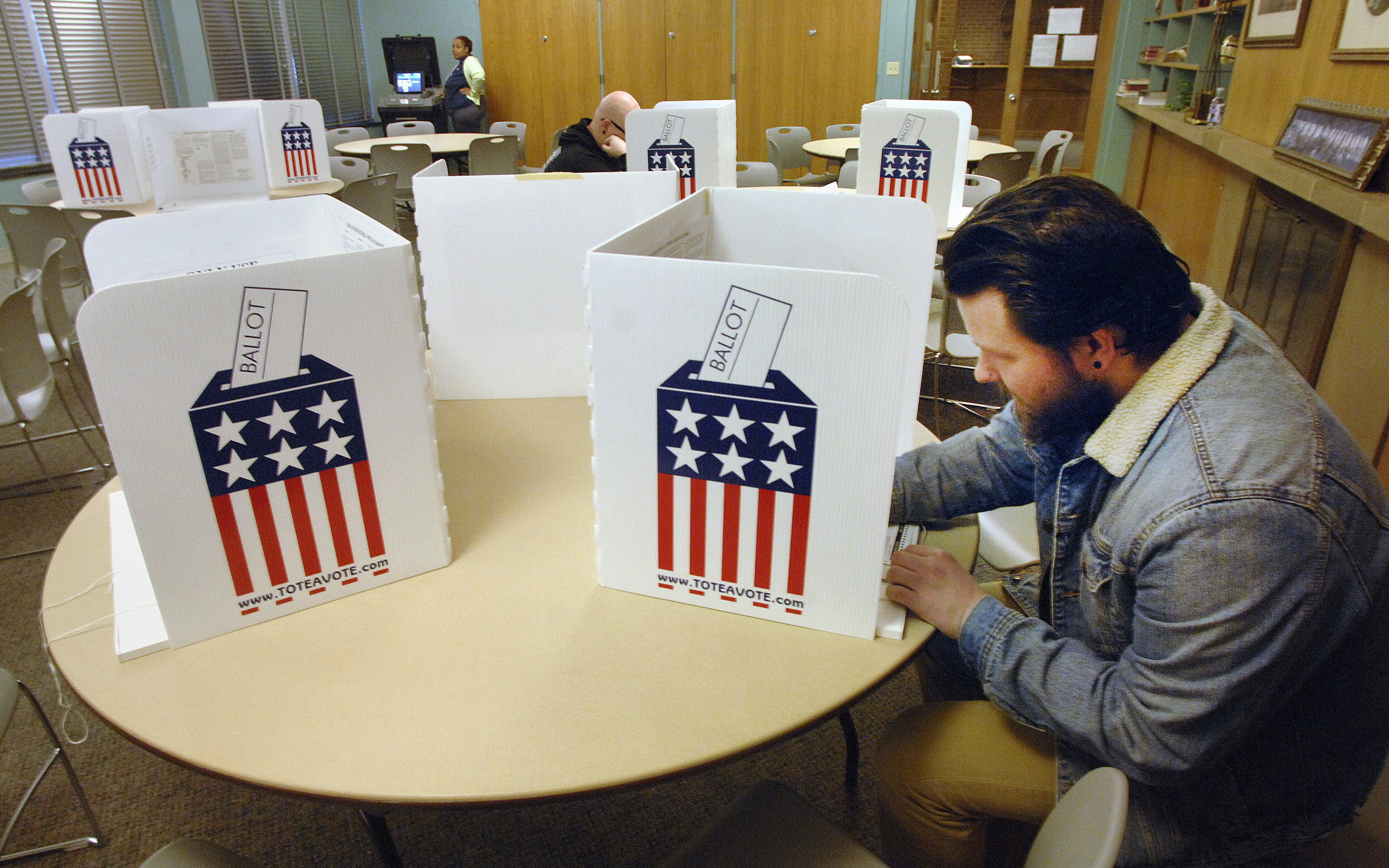 Un votante de Illinois marca su voto en una iglesia metodista (AP)