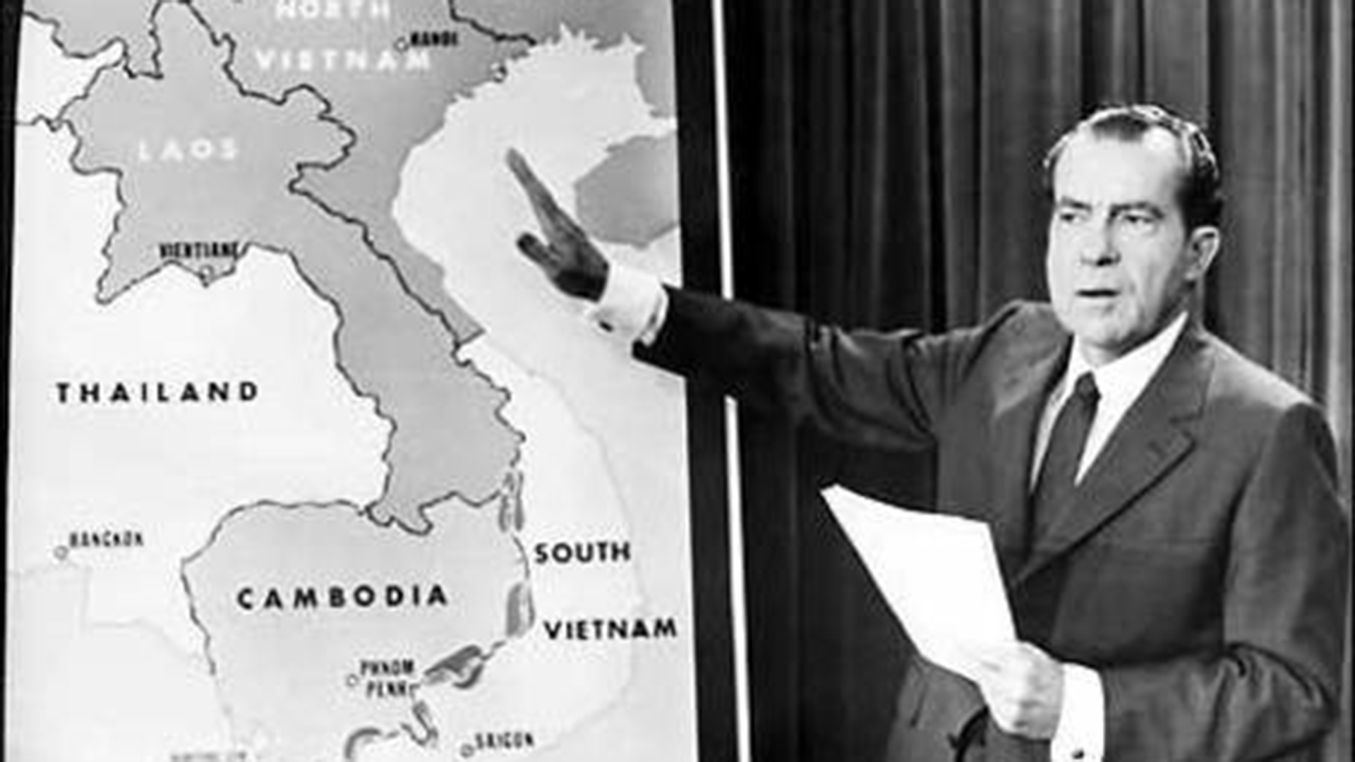 Richard Nixon muestra sobre un mapa la zona de los ataques de Estados Unidos durante la guerra en Indochina