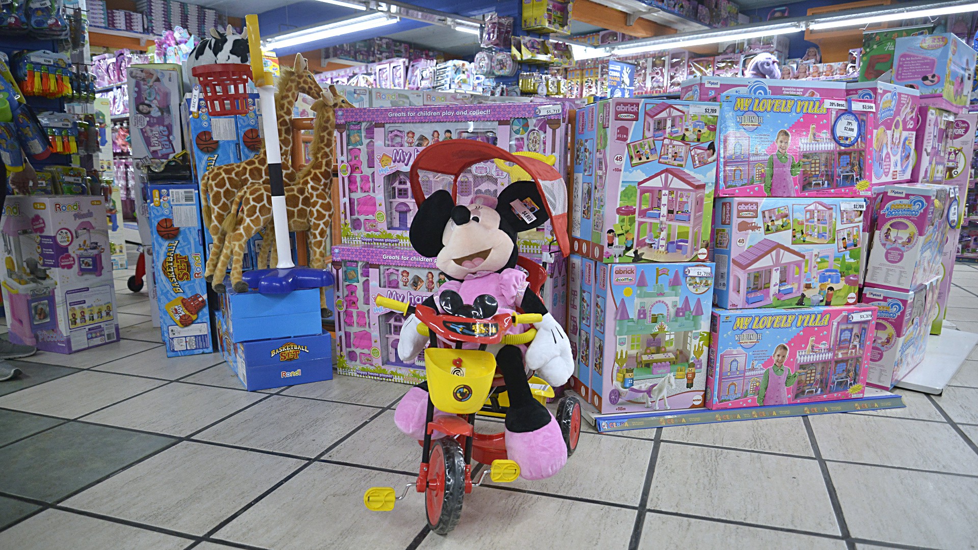 “La propuesta incluye muchos descuentos, cuotas sin interés, actividades para los niños en las mismas jugueterías y también se pondrá un buzón en los establecimientos para que los chicos puedan dejar la cartita para Papá Noel. Va a ser una jornada muy linda y esperamos repuntar el sector con las ventas ya que son oportunidades únicas para el consumidor”, dijo a Infobae Emmanuel Poletto, presidente de la CAIJ