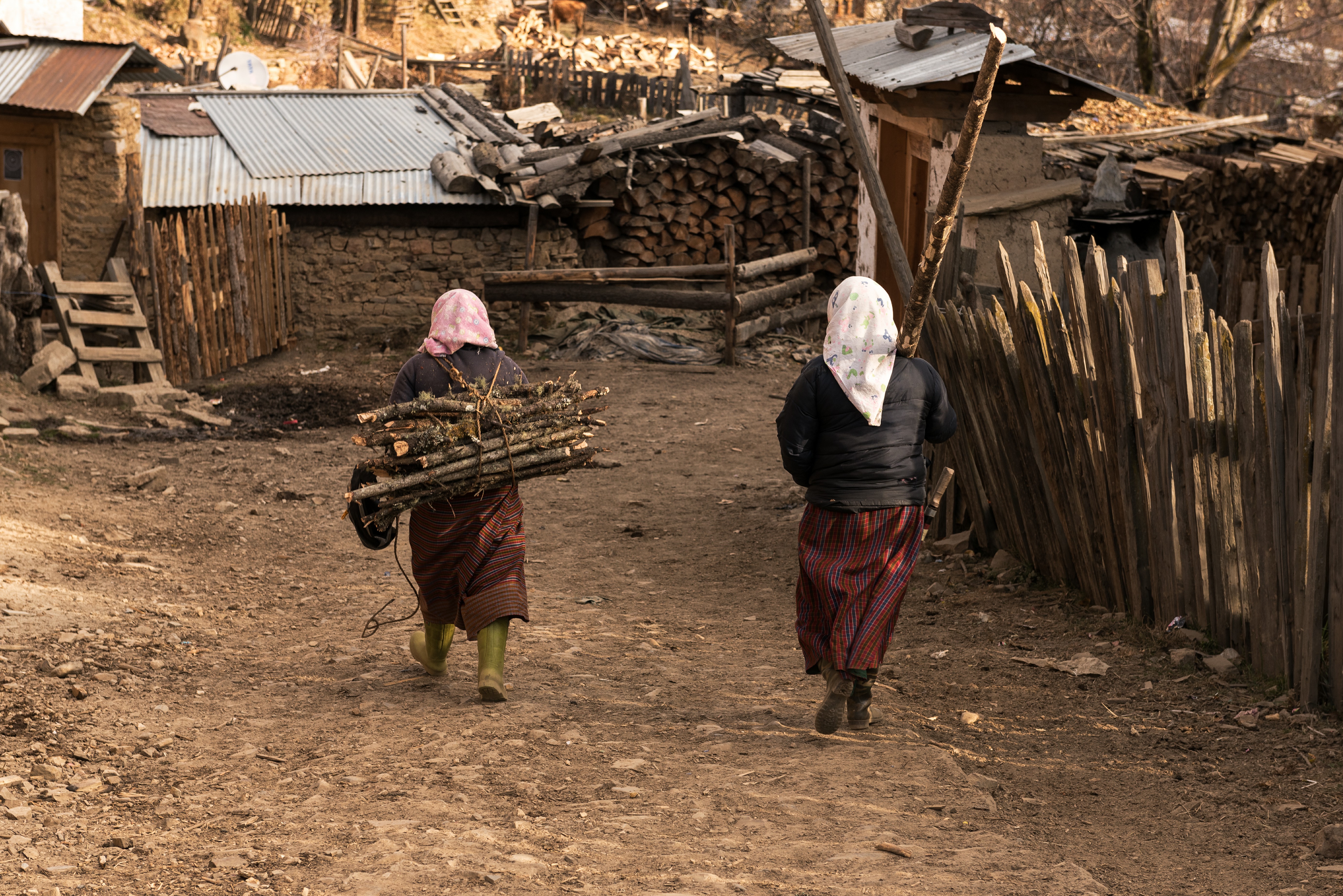 Las mujeres trabajan a la par de los hombres, y en las mismas actividades. Es así que se las suele ver cargando peso sobre sus espaldas como así también haciendo trabajos de albañilería