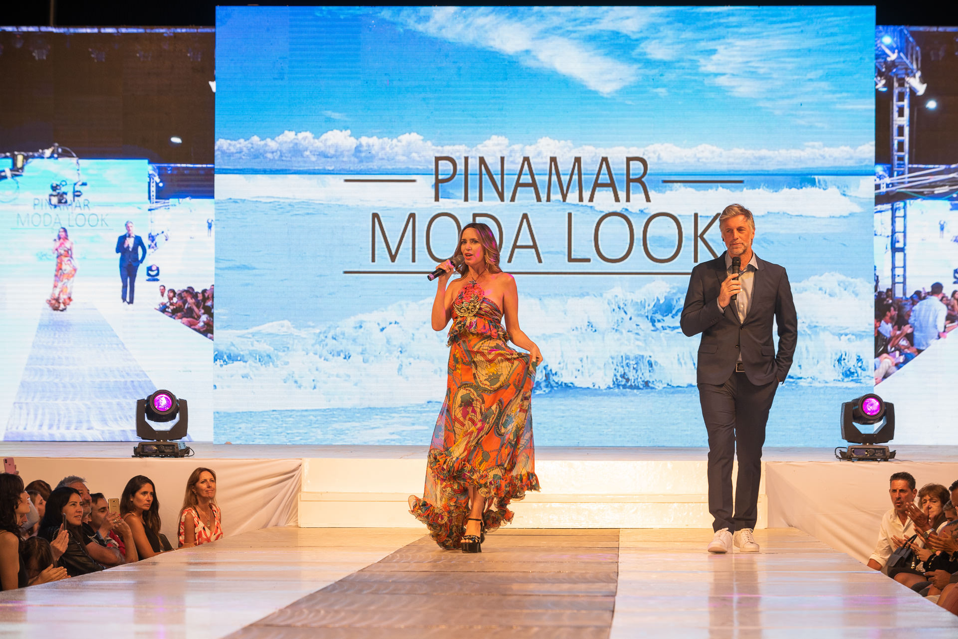 Exactamente a las 21:20 horas, Soledad Villarreal y Horacio Cabak dieron la bienvenida y hasta se hicieron paso por la pasarela. La modelo y conductora lucía un vestido del diseñador Benito Fernández y Cabak un impecable traje negro con zapatillas blancas