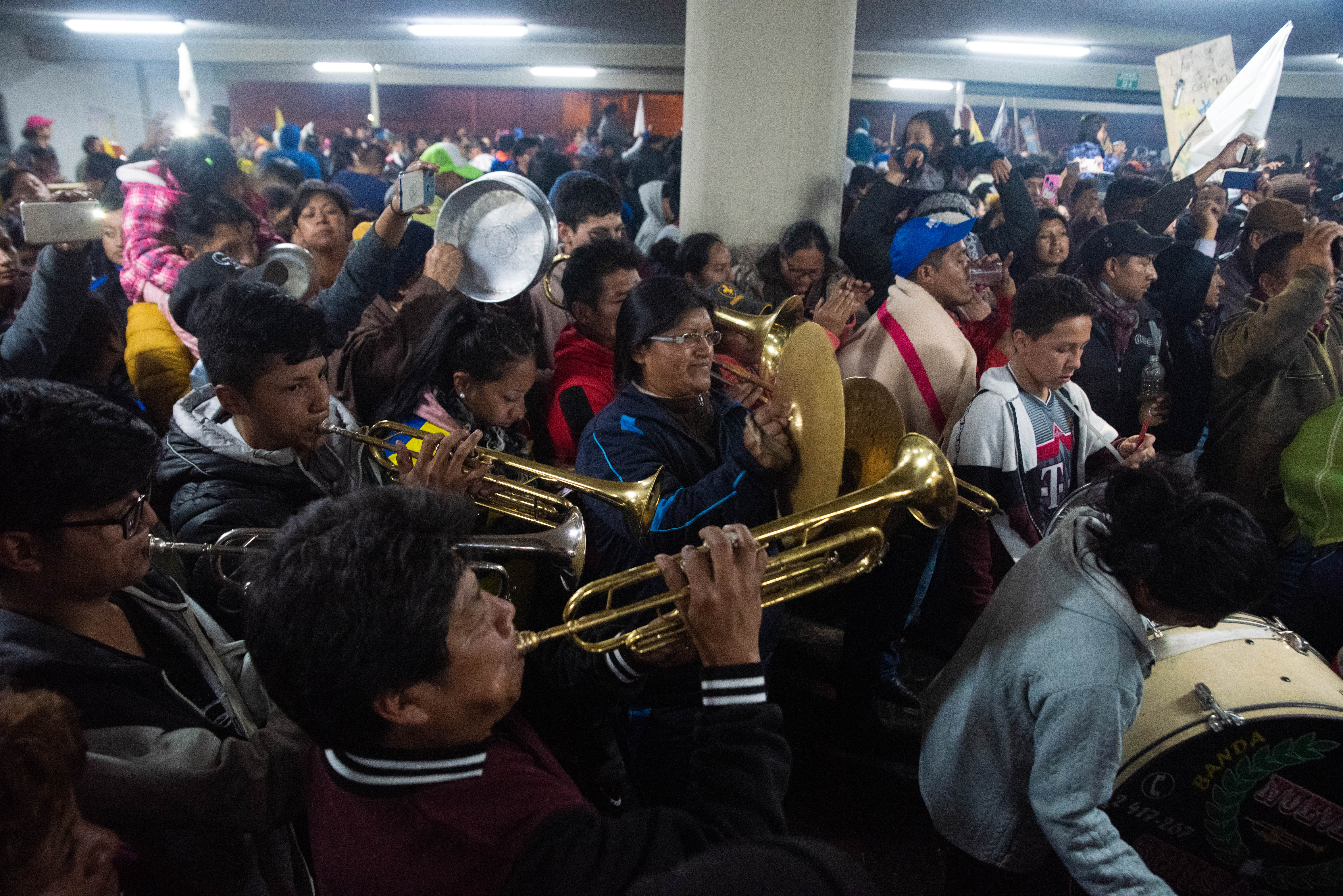 Una multitud con trompetas, platillos, trombones y otros instrumentos salieron a tocar música para romper el ruido del toque de queda que reinaba en las calles de Quito desde el sábado.