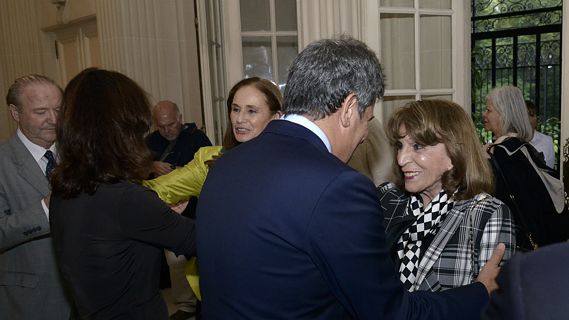 El saludo entre Facundo Manes y Magdalena Ruiz Guiñazú
