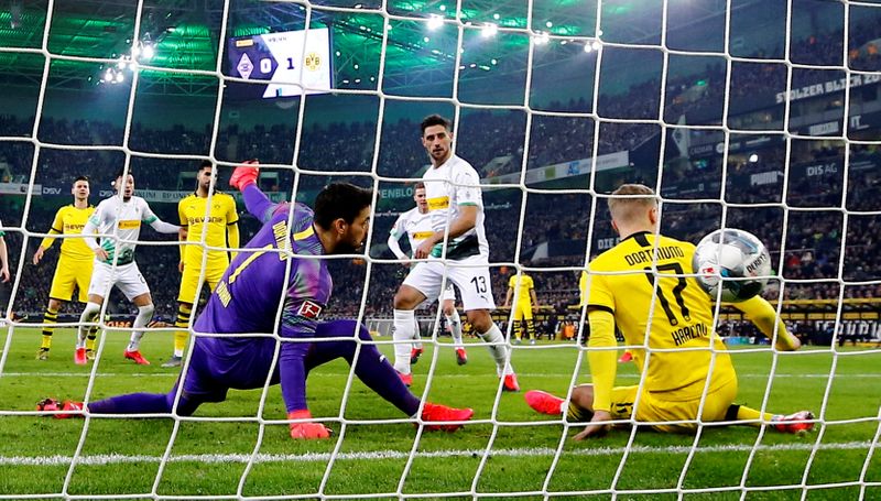 El Borussia Moenchengladbach y Borussia Dortmund disputan el balón por la Bundesliga alemana, en Moenchengladbach, el 7 de marzo de 2020 (Reuters)