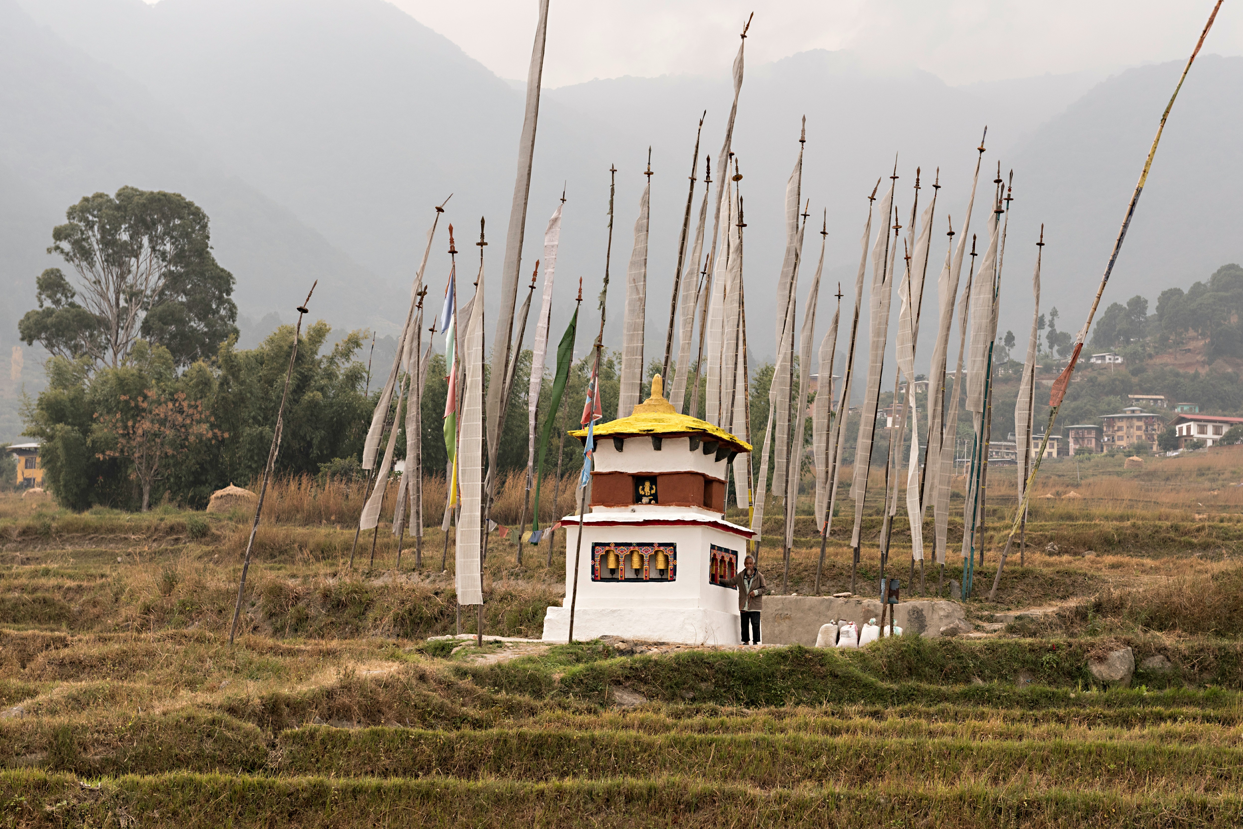 Las estupas son monumentos espirituales que generan paz y tranquilidad. Estos atributos son tan importantes para los butaneses que dichas construcciones se levantan en numerosos y diversos lugares, como por ejemplo en medio de un campo de arroz