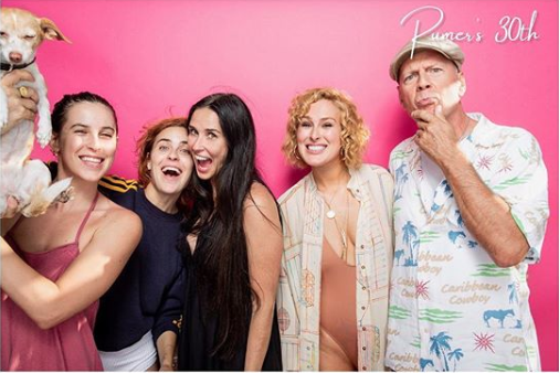 Demi Moore y Bruce junto con sus hijas en el cumpleaños de la mayor, Rumer Willis (Instagram de Rumer Willis)