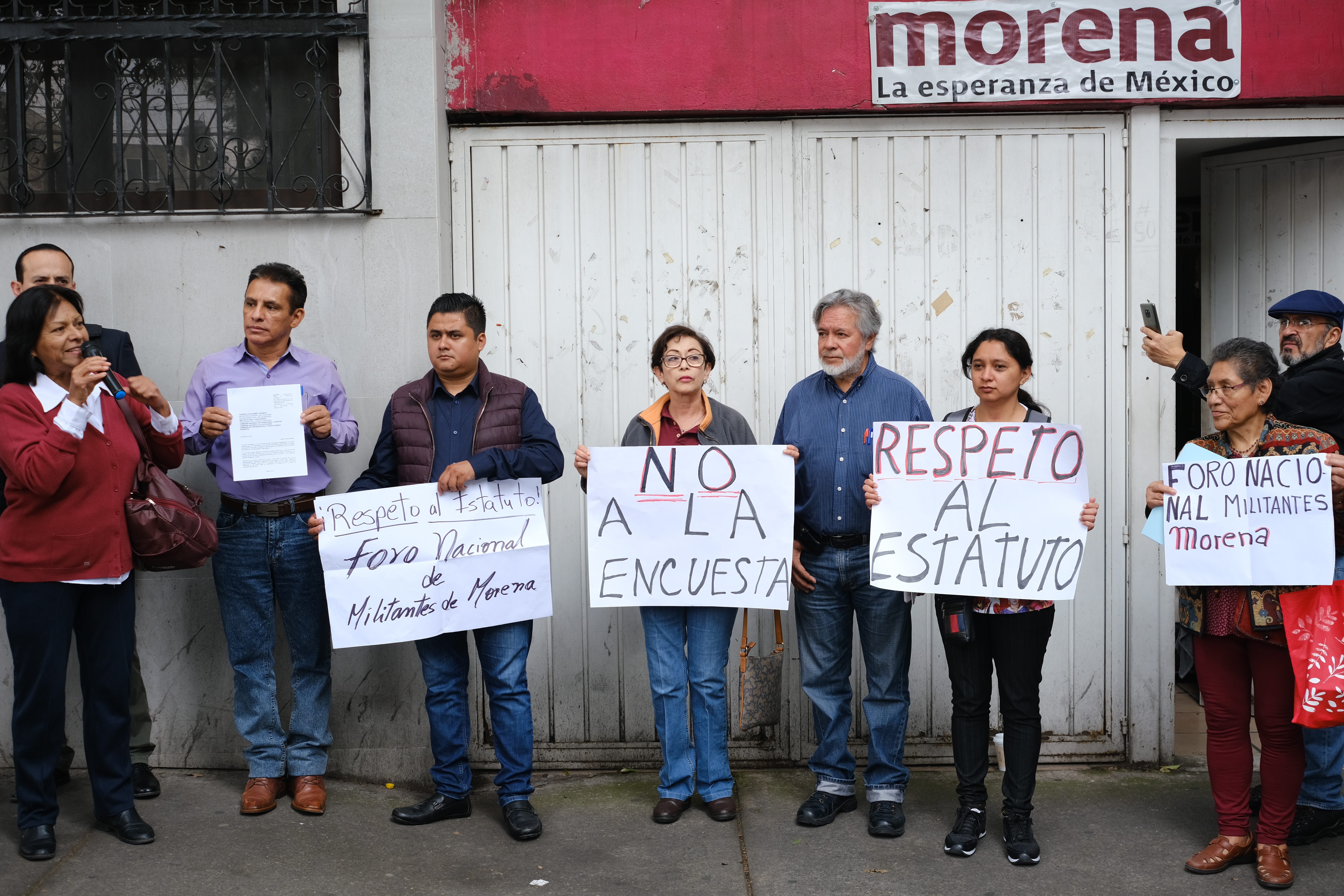 Los militantes de Morena protestan en contra del posible uso de una encuesta para definir al sucesor de Polevnsky (Foto: Cuartoscuro)