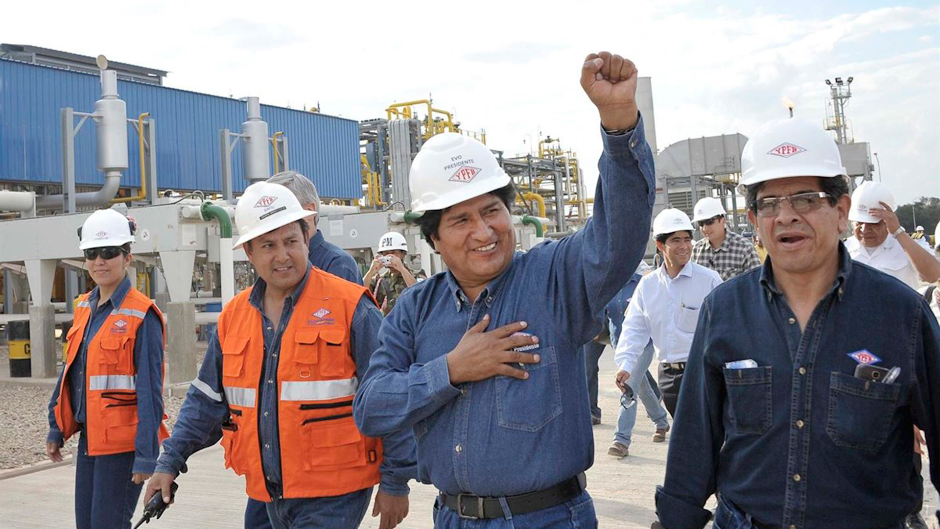 El ex presidente Evo Morales durante una visita a una planta de Yacimientos Petrolíferos Fiscales Bolivianos (YPFB). El nuevo titular de la empresa estatal de hidrocarburos dijo que "está quebrada".