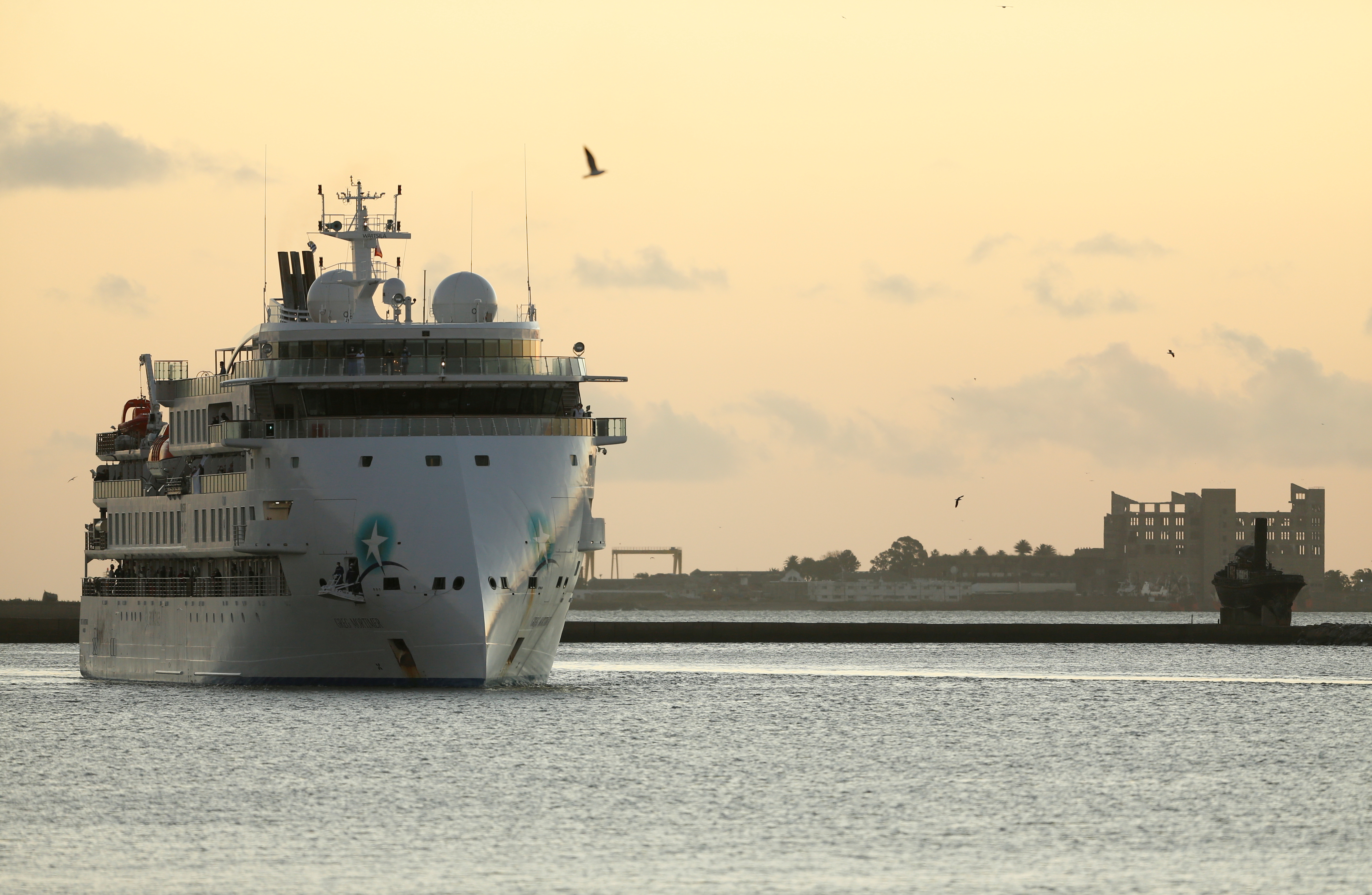 EL buque Greg Mortimer en aguas uruguayas