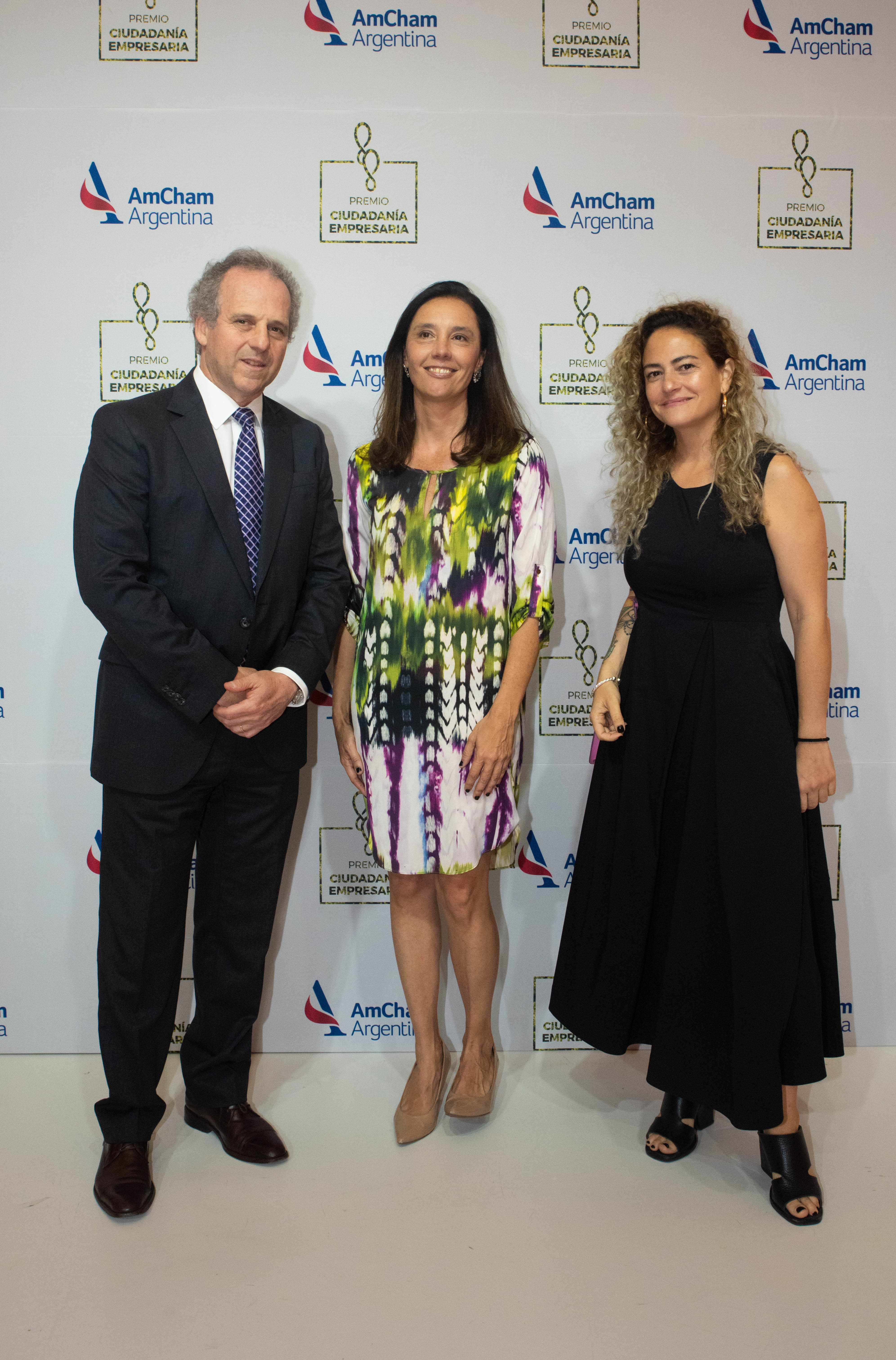 Roberto Alexander junto a Florencia Salvi y Ornella Basilotta, fundadora de Fracking BackPack .
