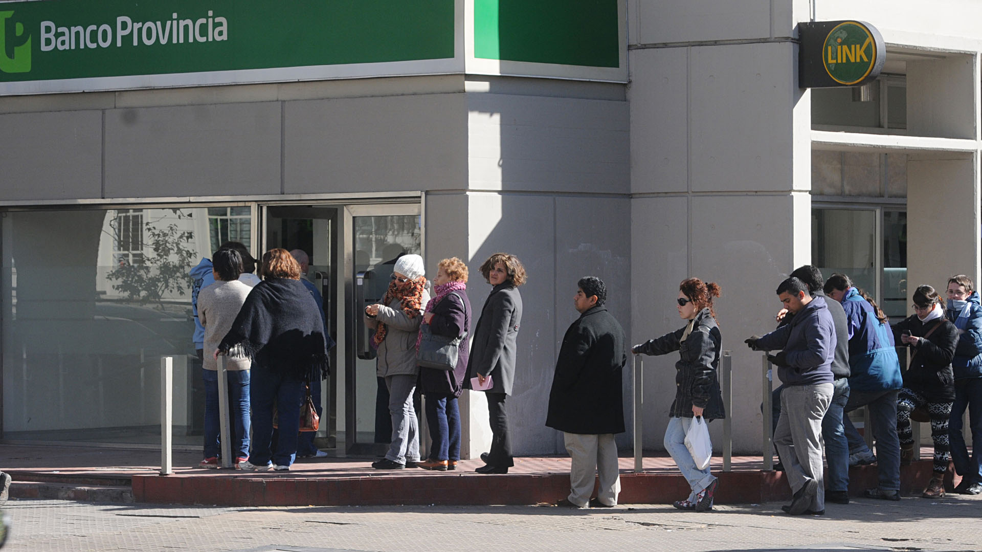 El Banco Provincia recordó que los jubilados que cobran haberes en sus sucursales están eximidos de dar la fe de vida desde hace seis meses.
Foto NA: Gonzalo Mainoldi
