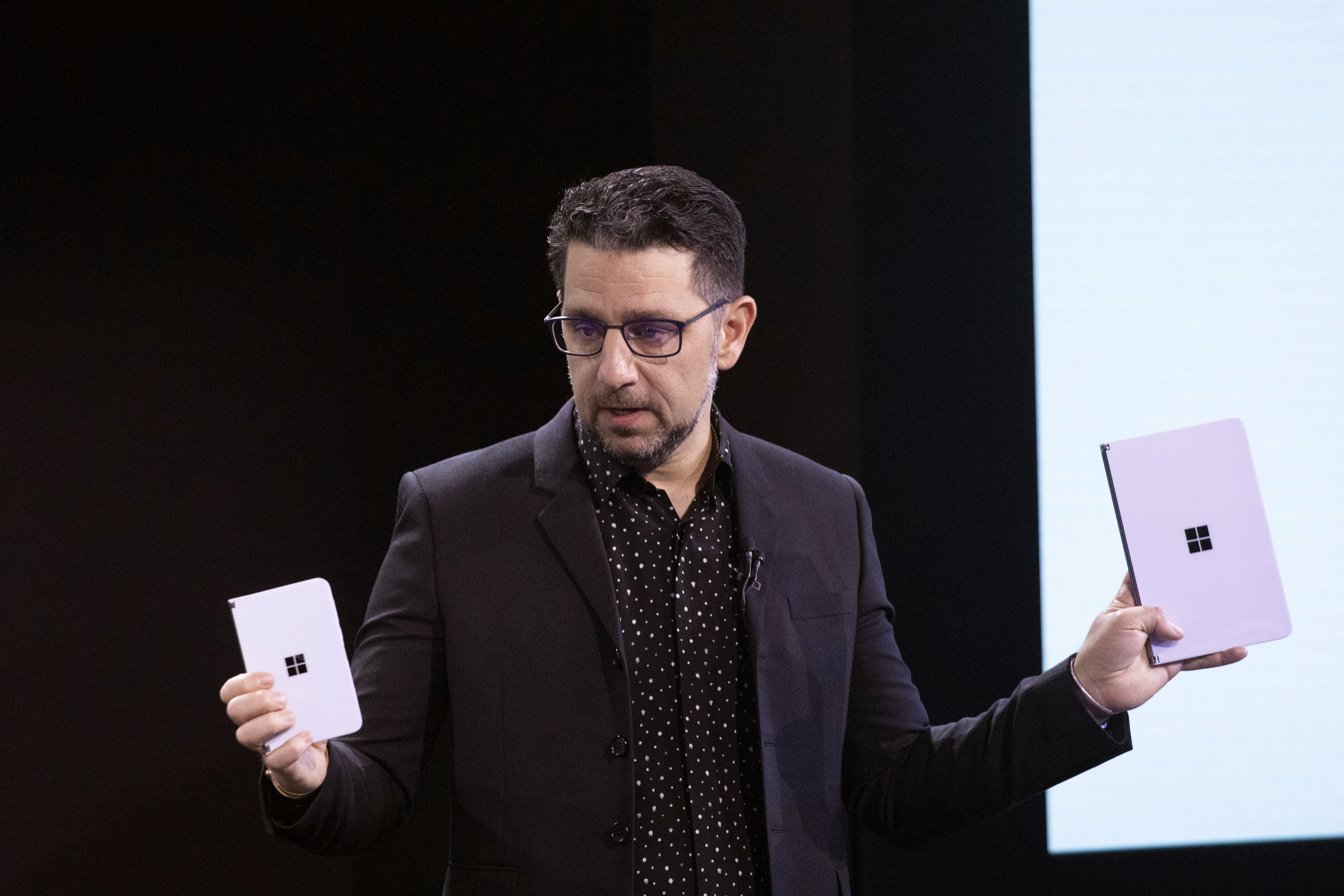 Panos Panay, director de producto de Microsoft, quien posteriormente elevó la relevancia del diseño y la naturaleza del nuevo dispositivo con una frase contundente: “No se equivoquen, este producto es una superficie”. (Foto: Mark Lennihan/AP)