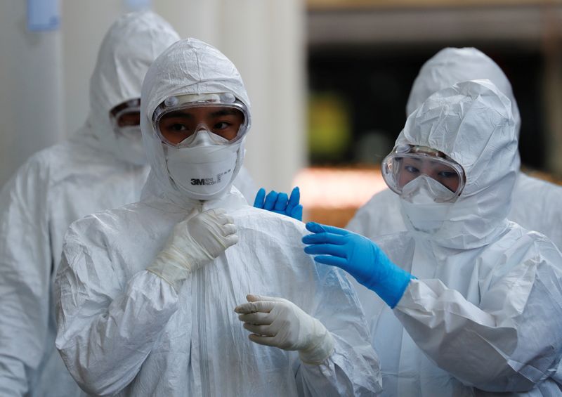Un equipo sanitario entra en una instalación hospitalaria para tratar a pacientes con coronavirus en Daegu, Corea del Sur, el 8 de marzo de 2020. REUTERS/Kim Kyung-Hoon