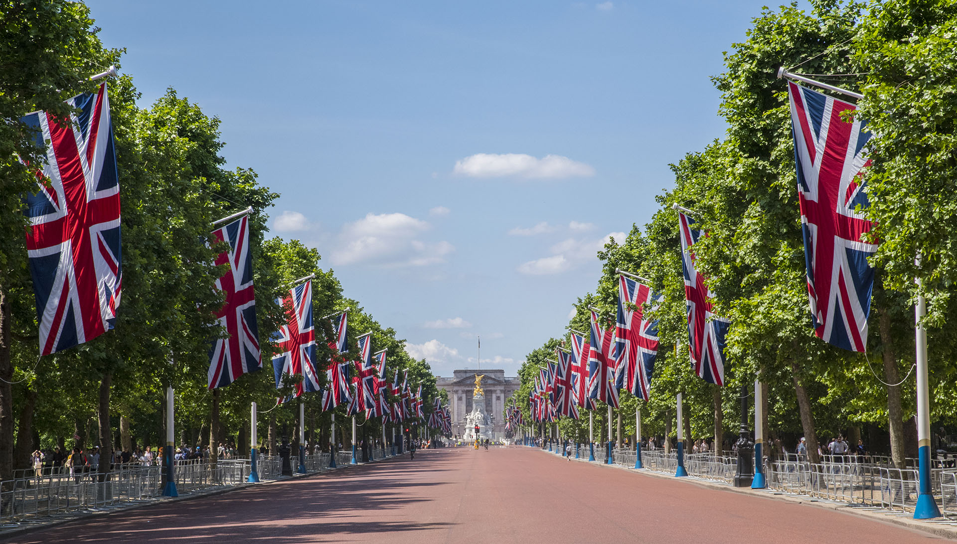 El Palacio de Buckingham es la residencia de la Familia Real Británica en Londres desde 1837. Actualmente, es el lugar de residencia de la reina Isabel II