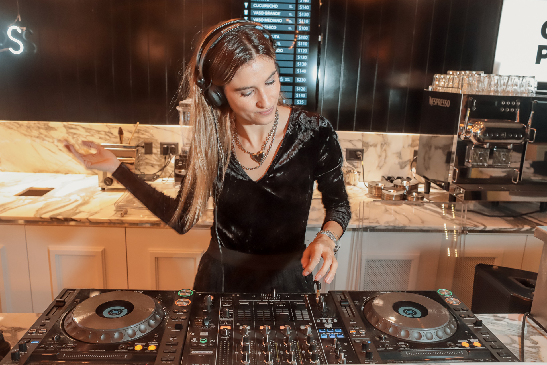 La Dj Cintia Garrido fue la encargada de la musicalización del evento (Ignacio Sottano)