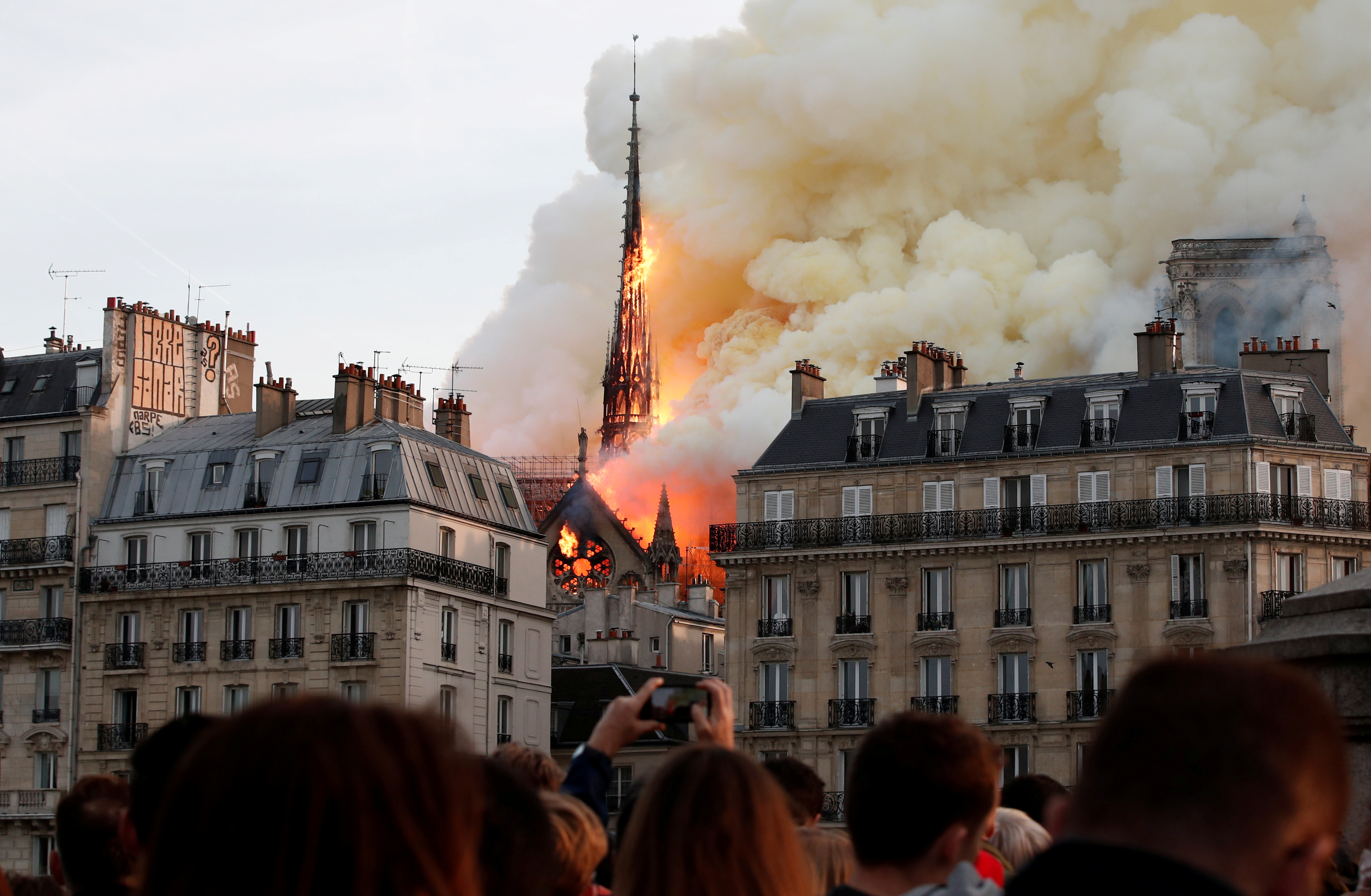 El fuego envuelve la aguja de la Catedral de Notre Dame en París, Francia, el 15 de abril de 2019 (REUTERS/Benoit Tessier)