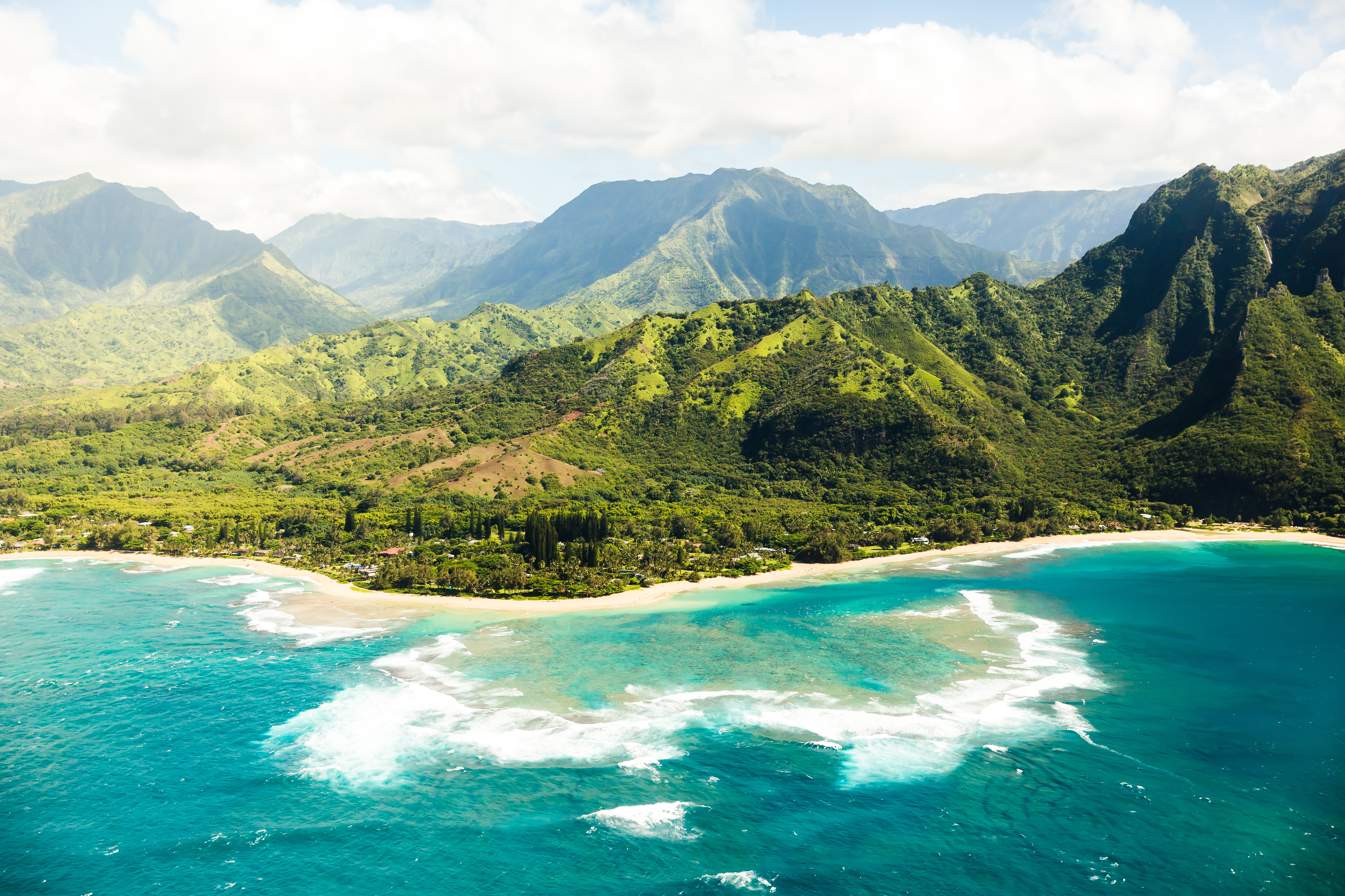 Tunnels Beach es un paraíso de esnórquel y buceo que se encuentra en la impresionante isla de Kauai, Hawai. No solo es el hogar de un arrecife de coral tan grande que se puede ver desde el espacio, sino que también alberga una serie de túneles submarinos vírgenes
