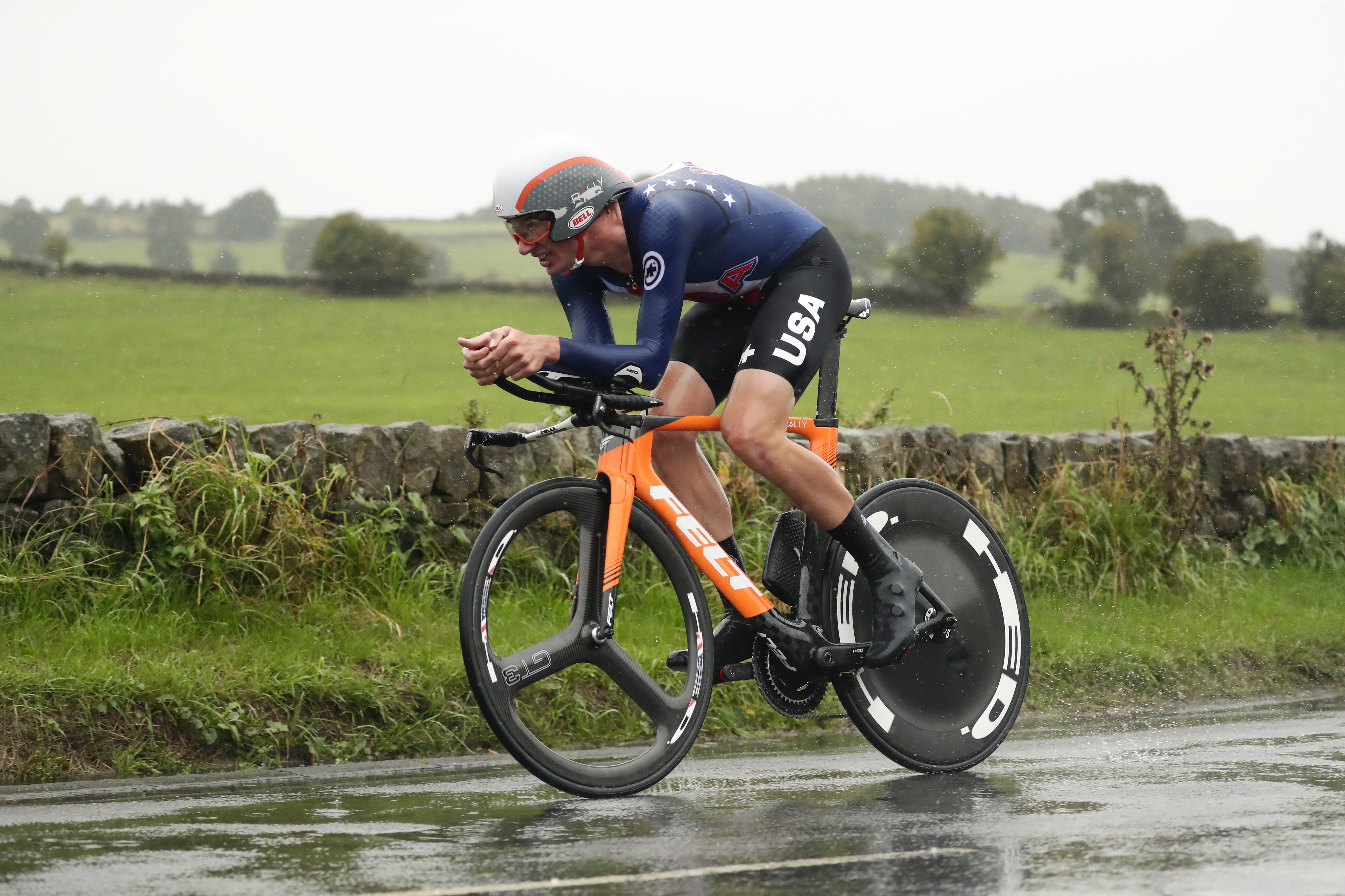 En una prueba que tuvo finalmente 261 km de recorrido, recortado por las duras condiciones climáticas en el nordeste de Inglaterra, el desenlace se decidió a poco más de 30 km para la meta, cuando se formó un quinteto de fugados que se disputarían la victoria