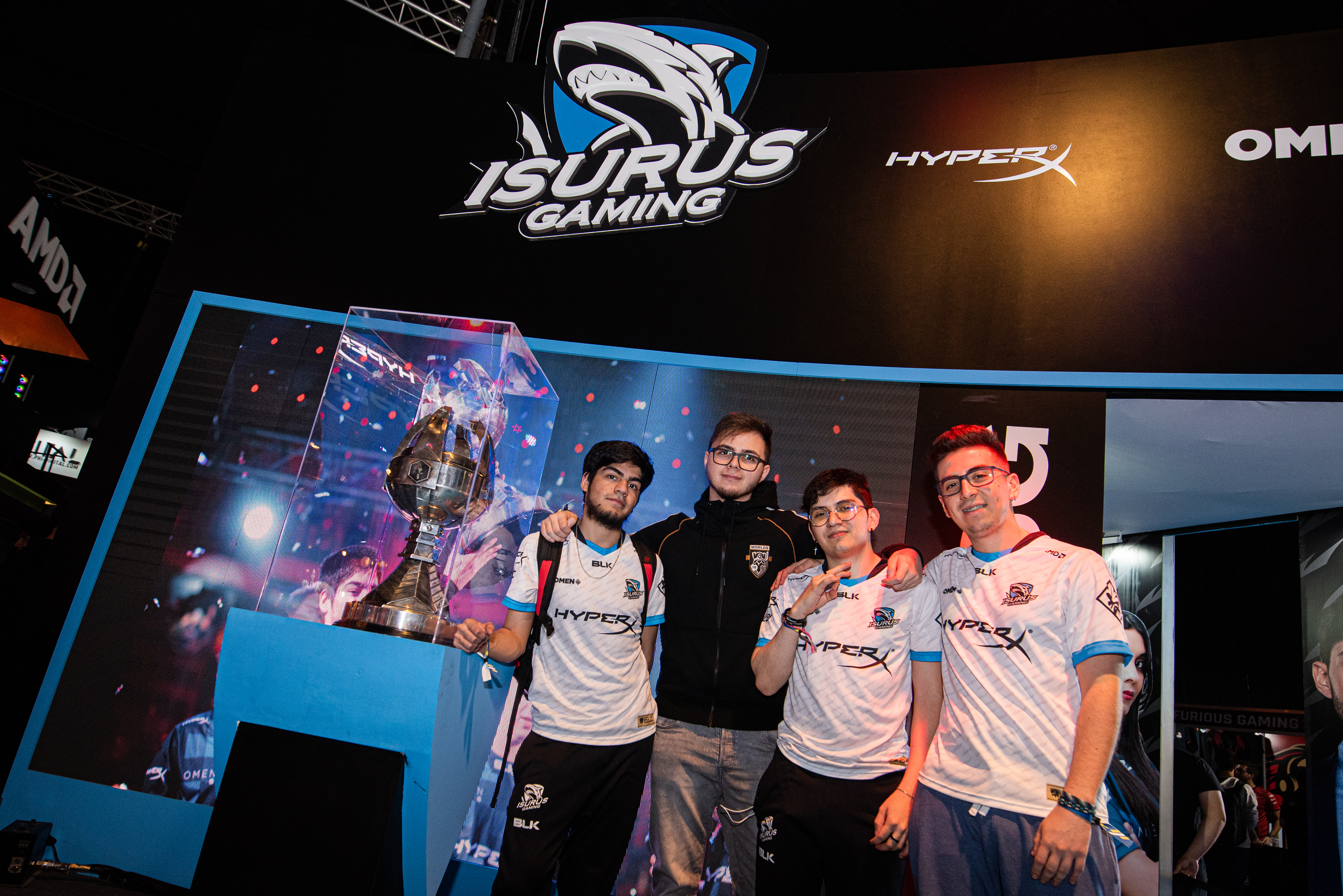 El equipo Isurus Gaming, con la Copa LLA