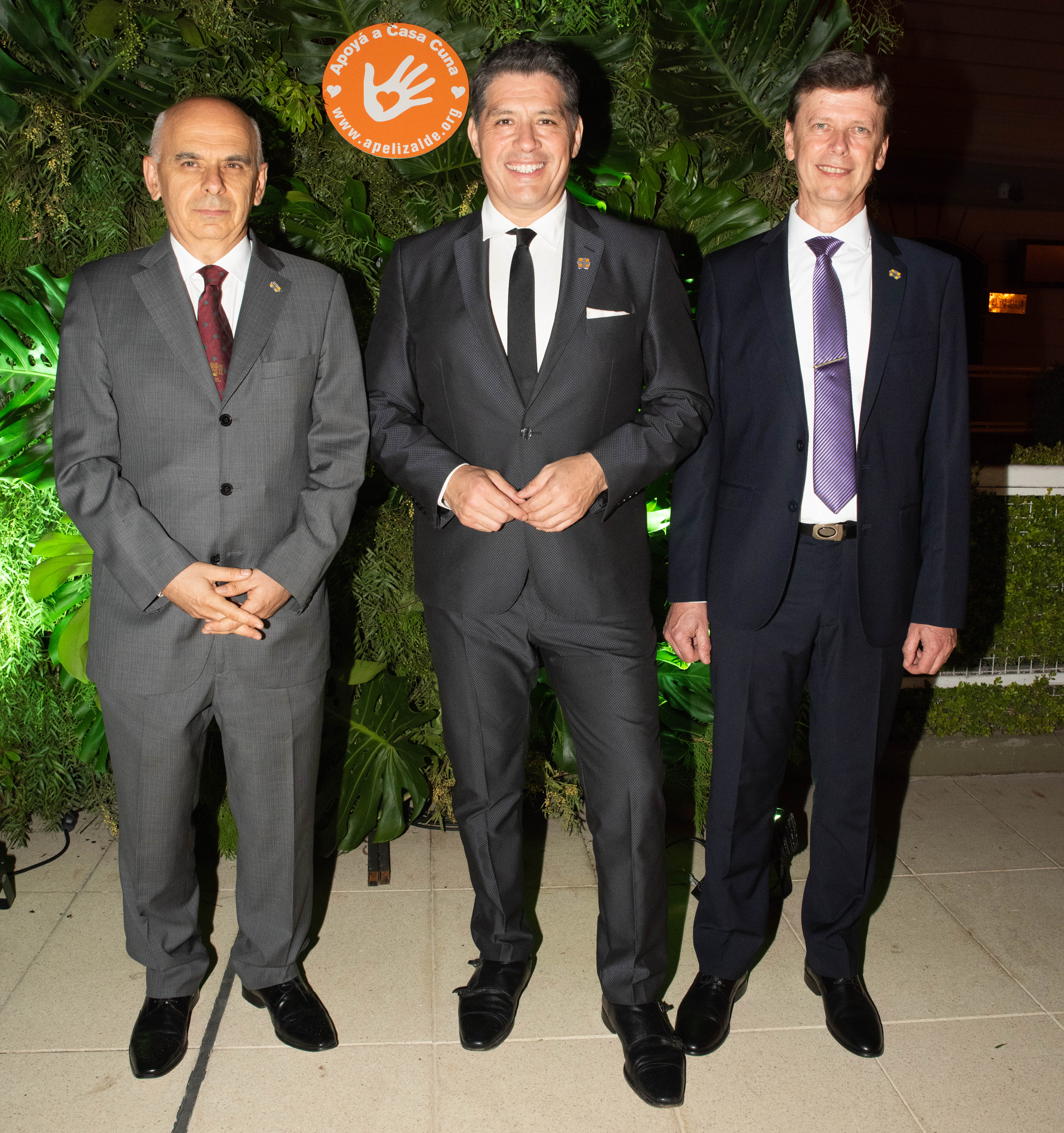 El director del Hospital de Niños Dr. Pedro de Elizalde, Javier Indart de Arza; el periodista Guillermo Lobo y el presidente de la Asociación de Profesionales del Hospital General de Niños Pedro de Elizalde, Víctor Pawluk