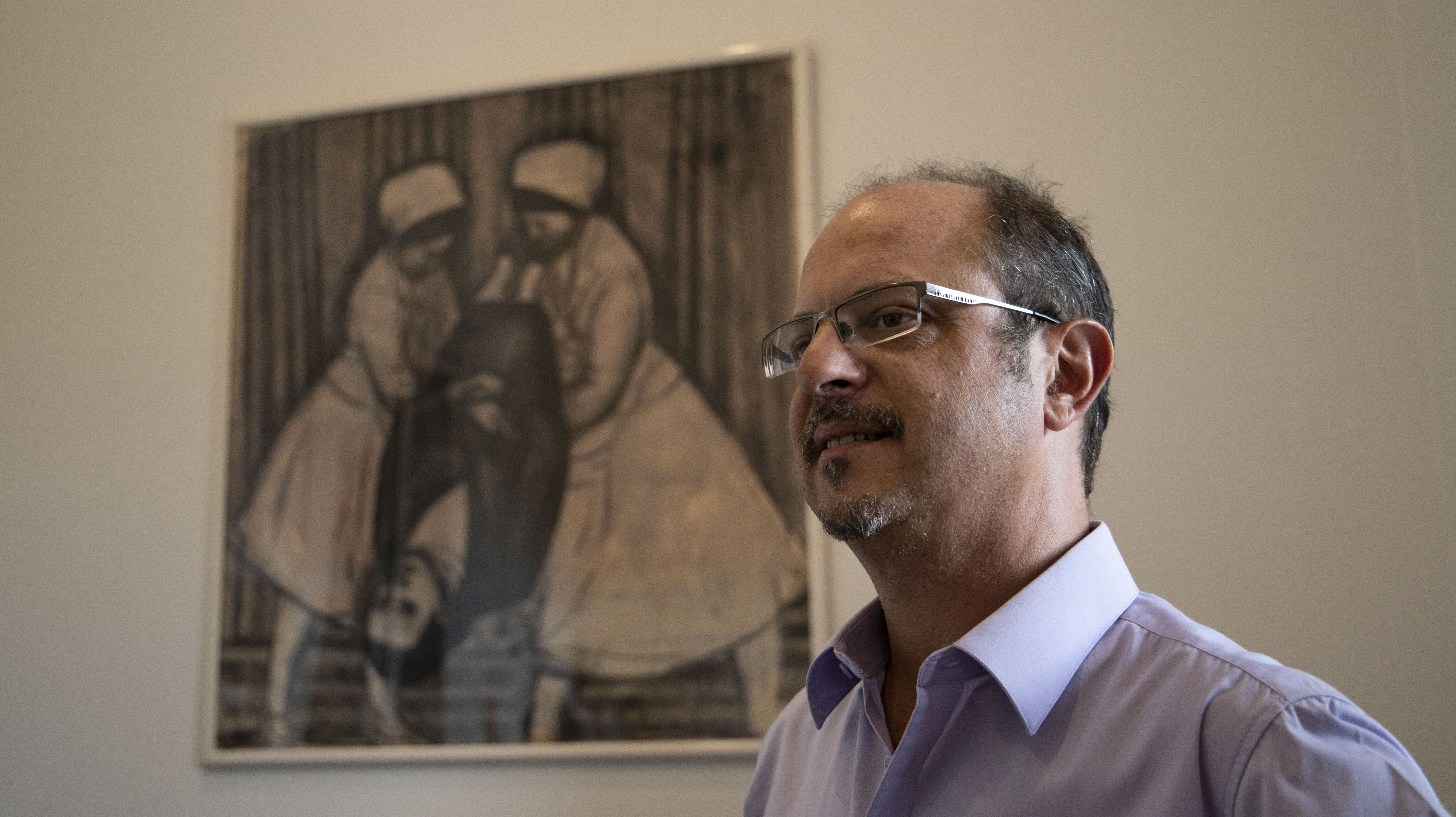 Grimson en su despacho. Detrás, una obra del pintor Daniel Santoro. (Lihue Althabe)