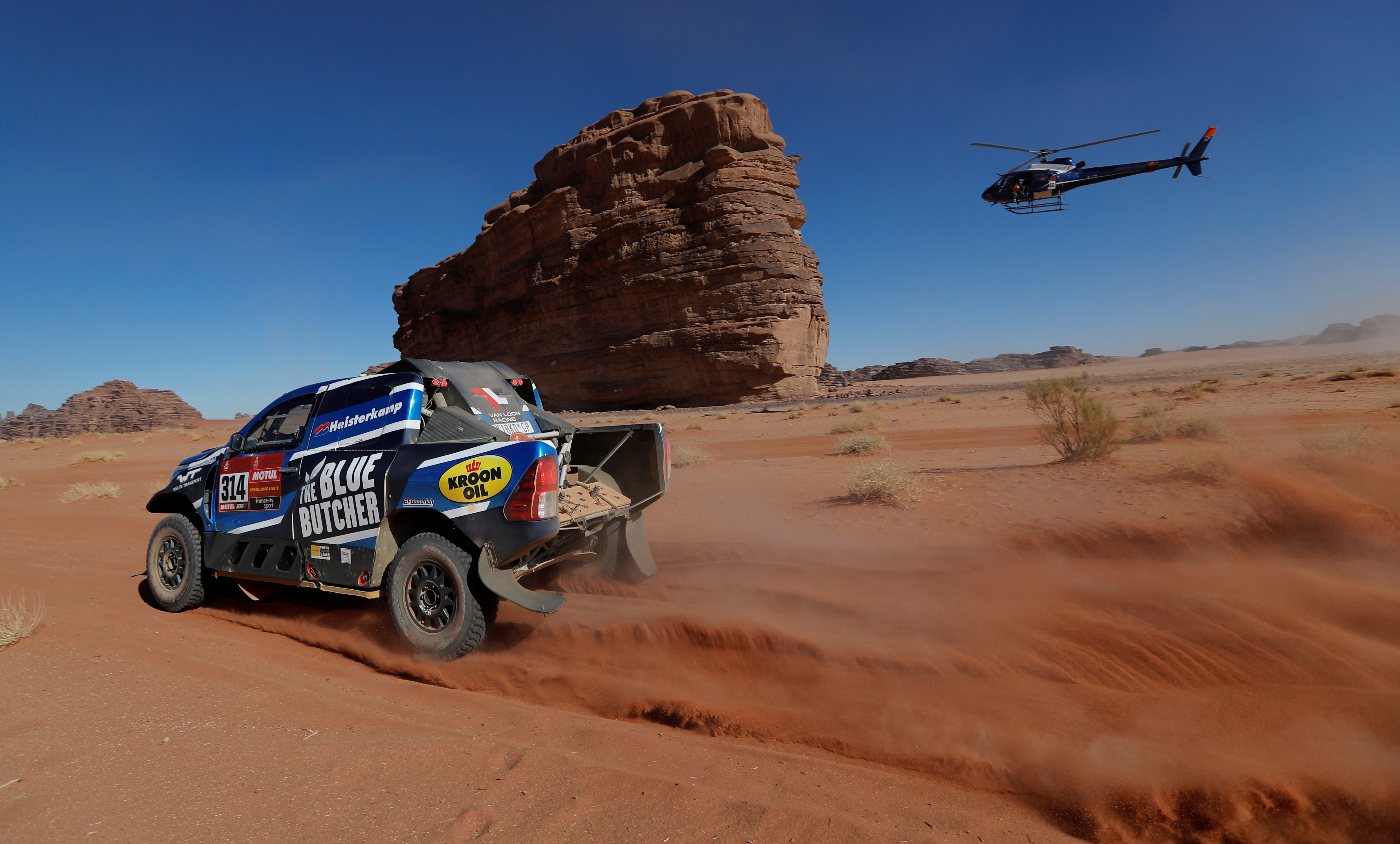 En el tercer día de competencia del rally más duro del mundo, también debieron retirarse los competidores de motos Olaf Harmsen, Paulo Gonçalves, Martien Jimmink y Adrien van Beveren, quien sufrió un tremendo choque con su Yamaha y terminó con una fractura en la clavícula derecha y un hematoma en la cadera. Parece que la versión árabe del Rally Dakar se presenta muy peligrosa para los pilotos que intentan adaptarse al nuevo trazado tras una década compitiendo en suelo sudamericano