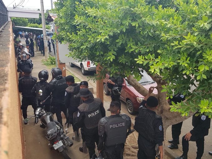 La policía del régimen de Ortega no dejó salir a las mujeres para marchar (Twitter: @AnaluAlvarezV)