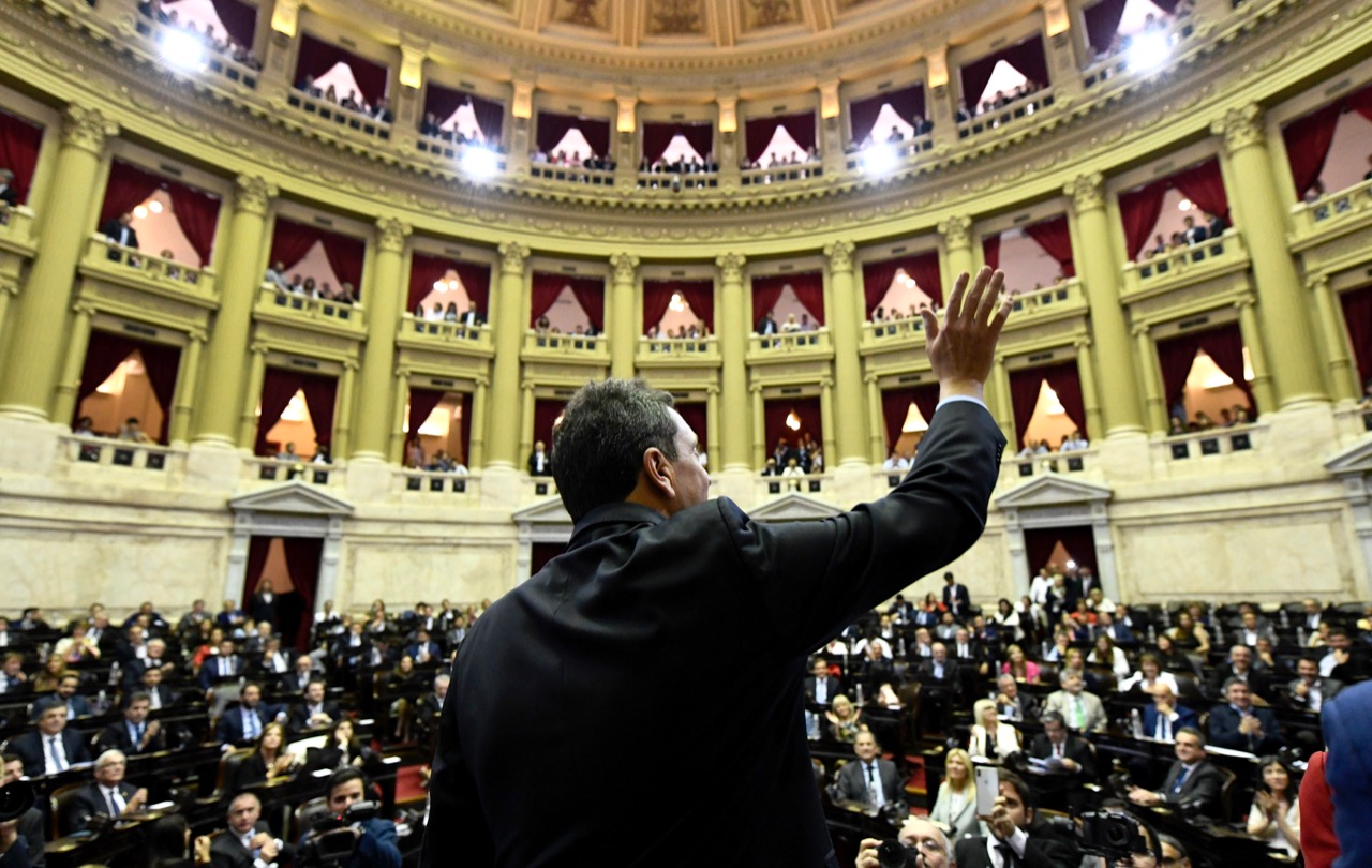 Sergio Massa saluda al recinto tras ser designado como presidente de la Cámara de Diputados.