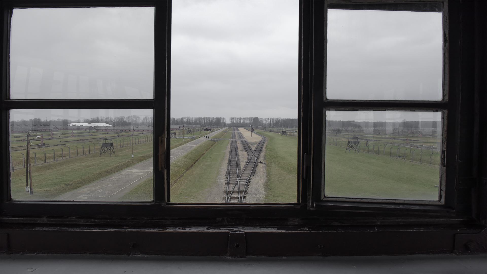 Por una de las ventadas del edificio se pueden ver las vías del tren que transportaba a los prisioneros.