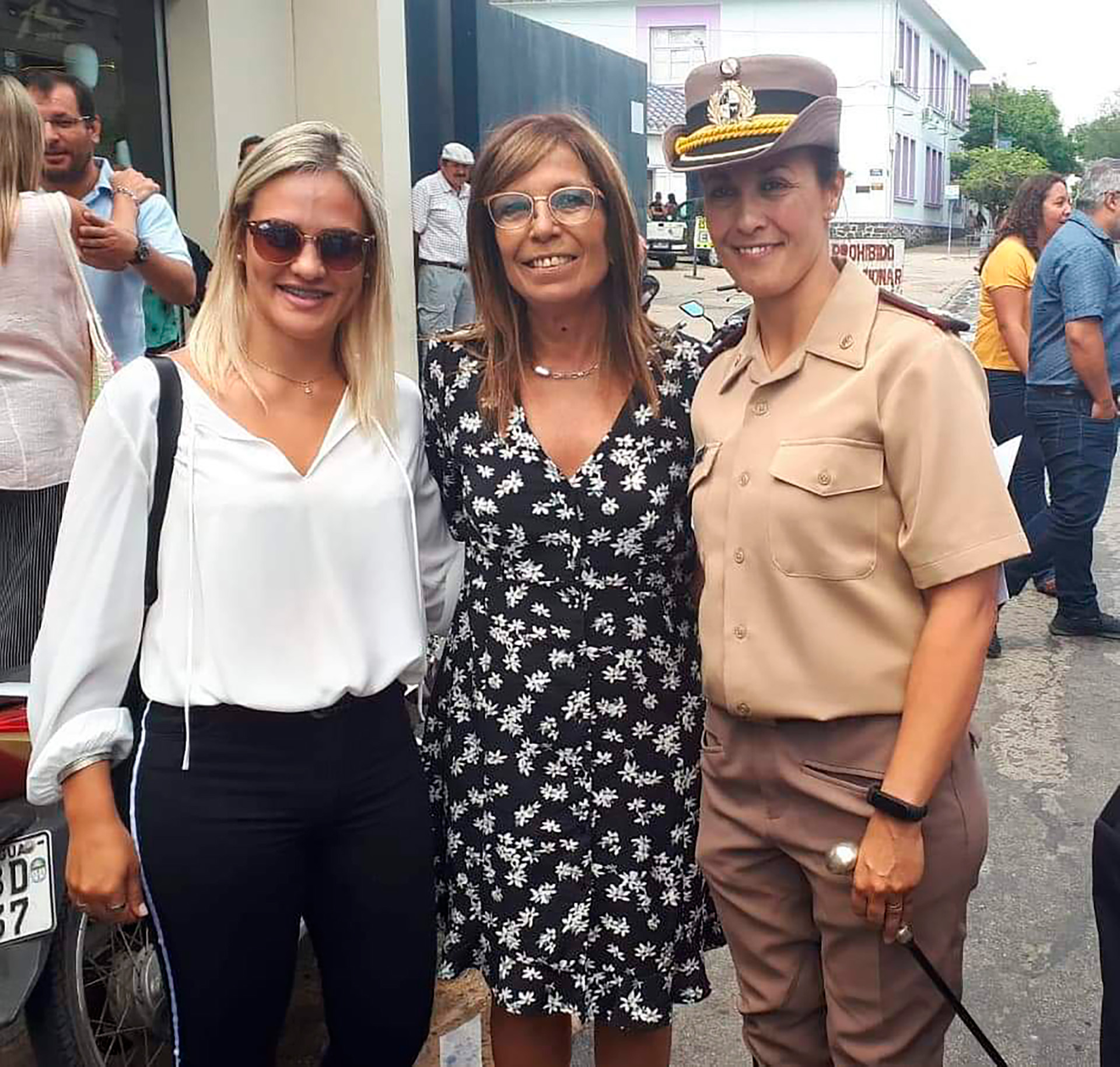 La presidente de la Junta Departamental, Carla Correa, la intendente Carmen Tort y la jefa del regimiento de Caballería, la Teniente Coronel Lorena Cardozo