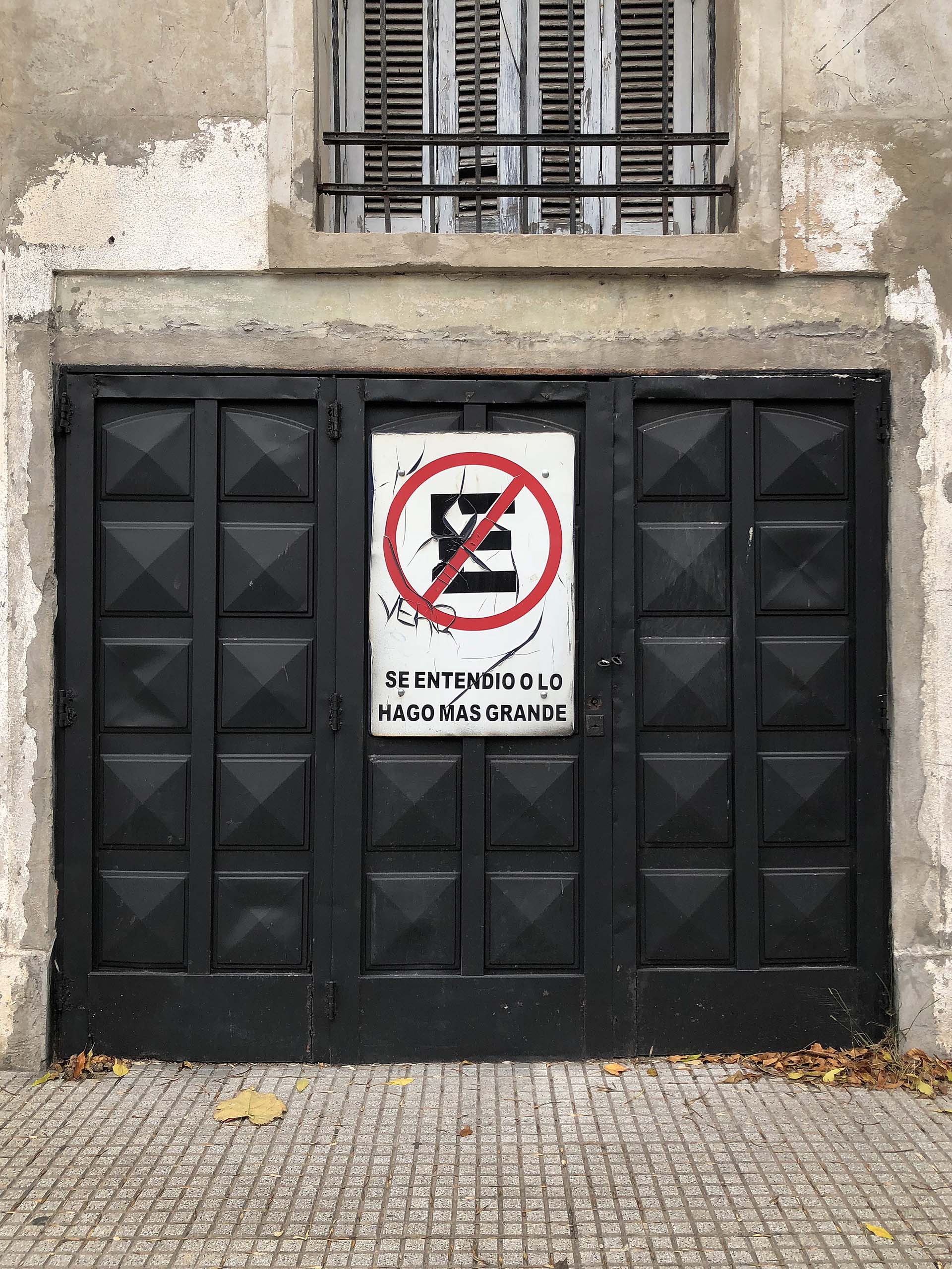 Disparó su cámara porque el mensaje le resultó gracioso. No recuerda si fue sobre la calle Charlone o Rosetti del barrio de Colegiales, barrio que describe en una de las zonas más difíciles para estacionar