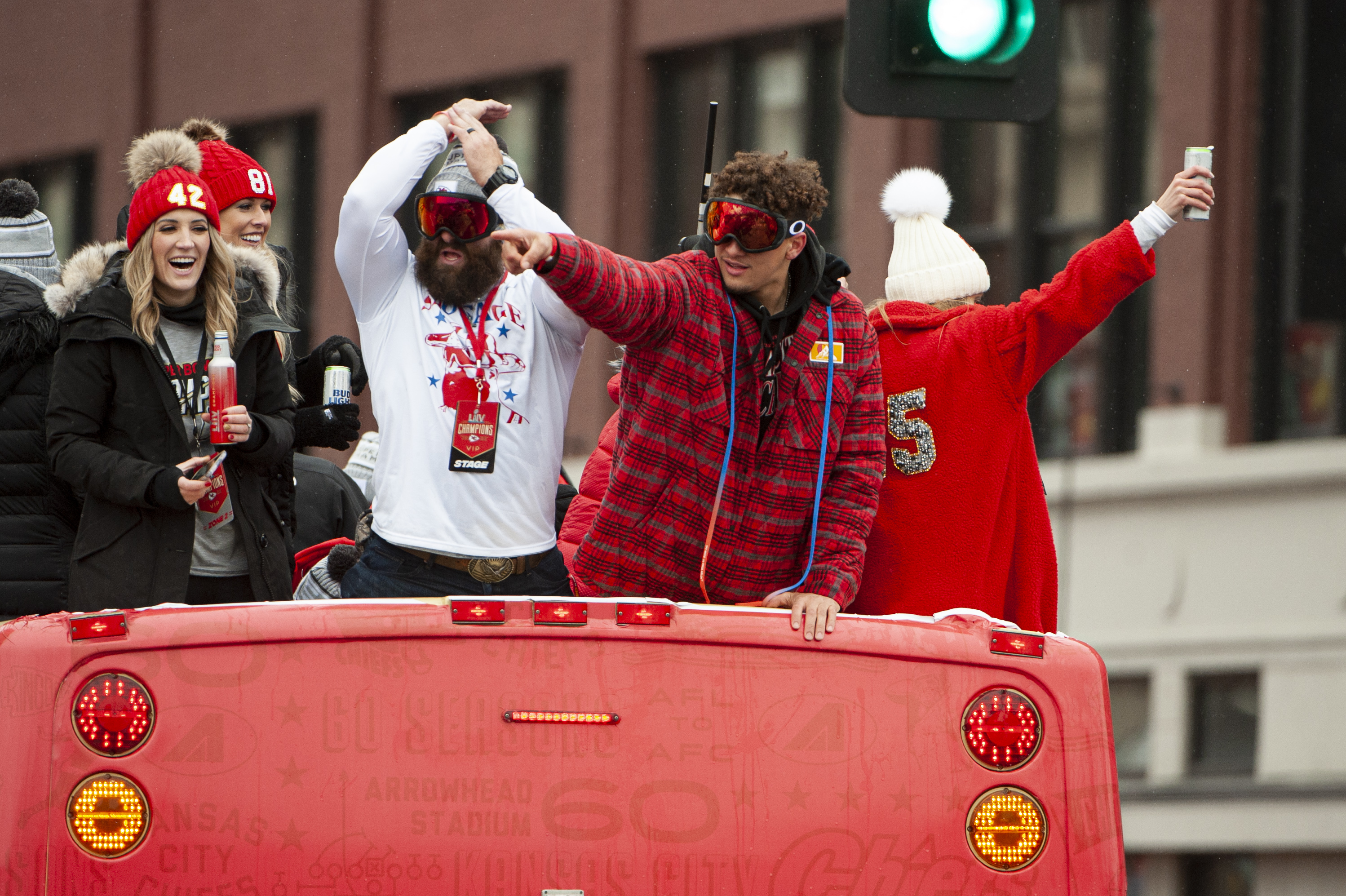 Los Chiefs ganaron su primer título de Super Bowl en 50 años el domingo reuniéndose en el último cuarto para derrotar a los San Francisco 49ers 31-20