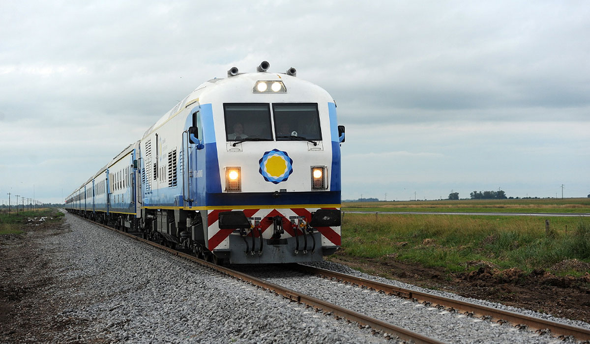 El servicio del ferrocarril Roca une la terminal de Constitución con la ciudad balnearia de Mar del Plata