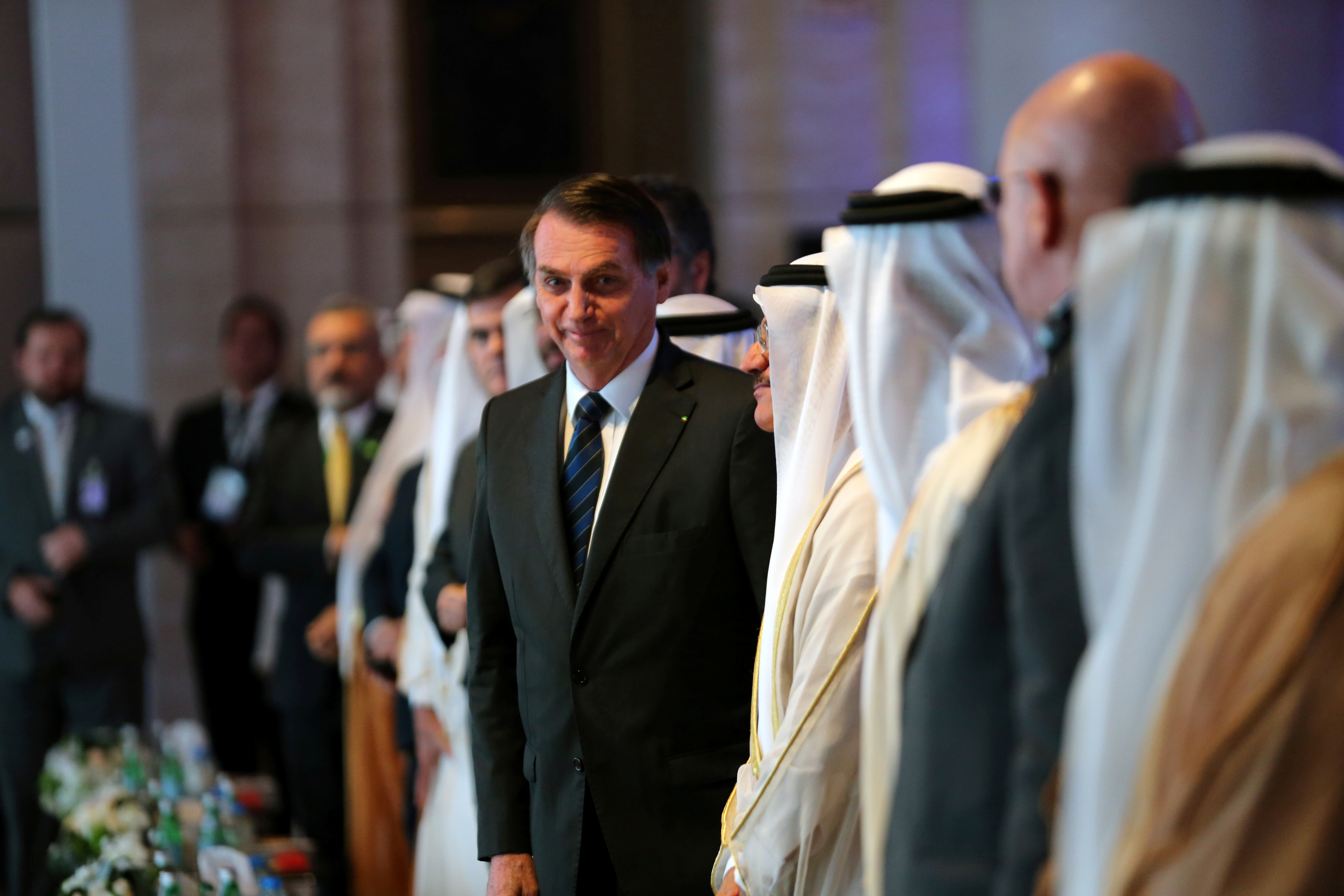 El presidente brasileño Jair Bolsonaro cuestionó nuevamente al presidente electo de la Argentina, Alberto Fernández. En la fotografía, durante su gira por Arabia Saudita (Reuters)