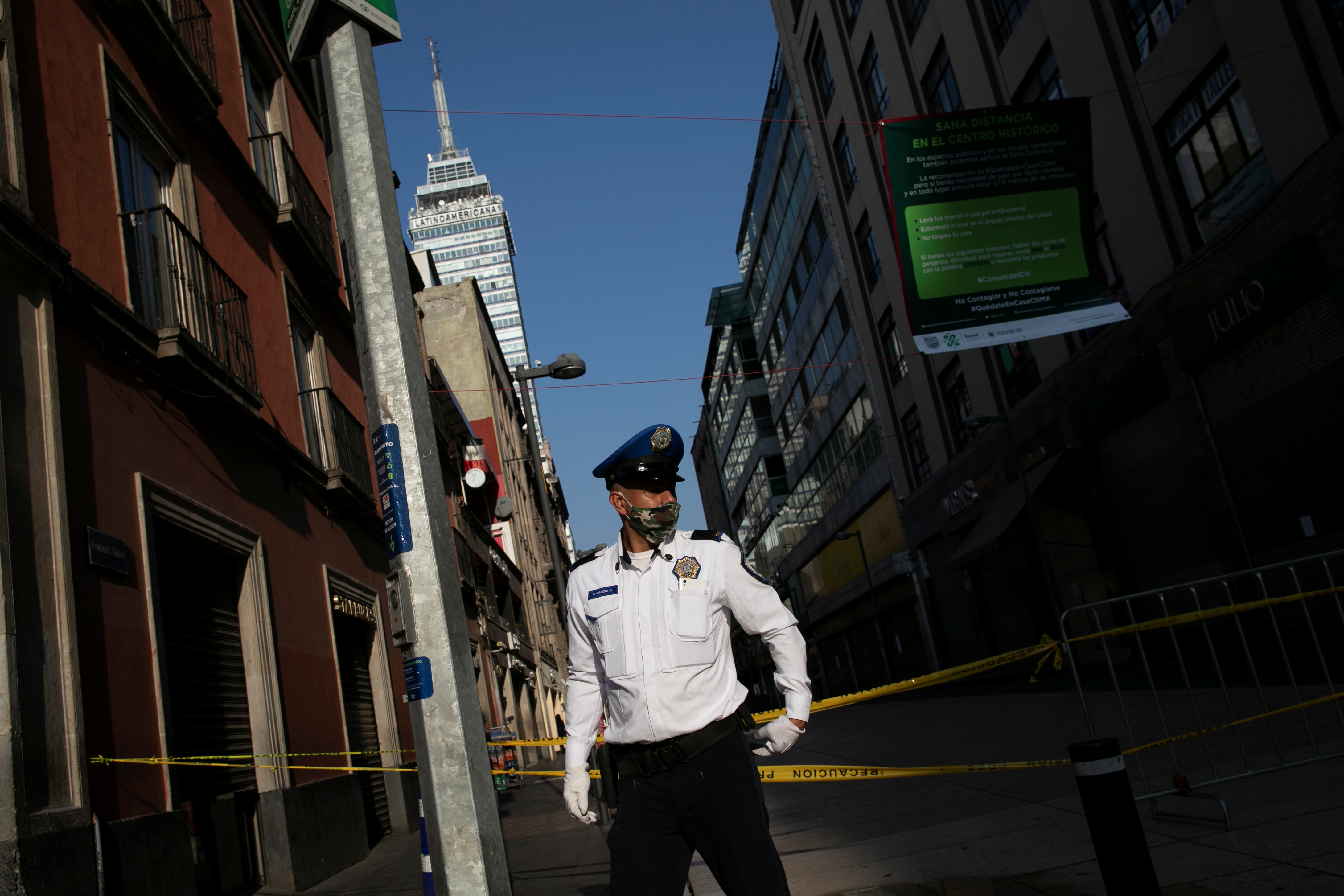 Un policía cuida una calle peatonal en la Ciudad de México durante la crisis sanitaria de coronavirus en el país (Foto: Reuters/Carlos Jasso)