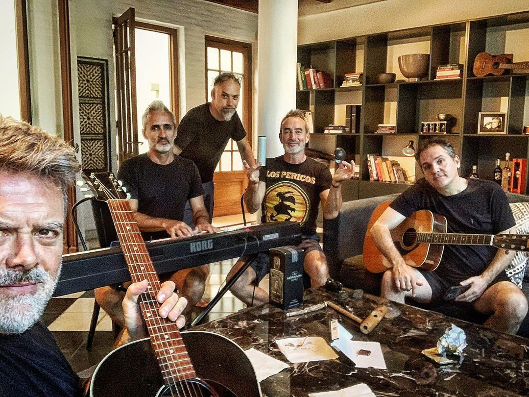 De dónde sacan la comida y cómo es la convivencia: la cuarentena de Los Pericos en la casa de Juanchi Baleiron - Infobae