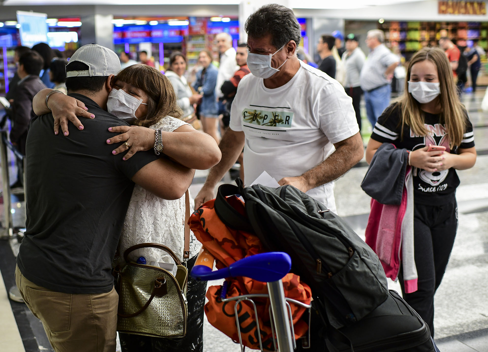 Abrazos en Ezeiza. El gobierno pidió tomar medidas de aislamiento
