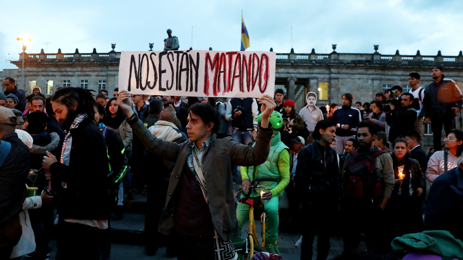 Manifestación en la Plaza de Bolívar, Bogotá, para pedir que cesen los asesinatos contra líderes sociales.