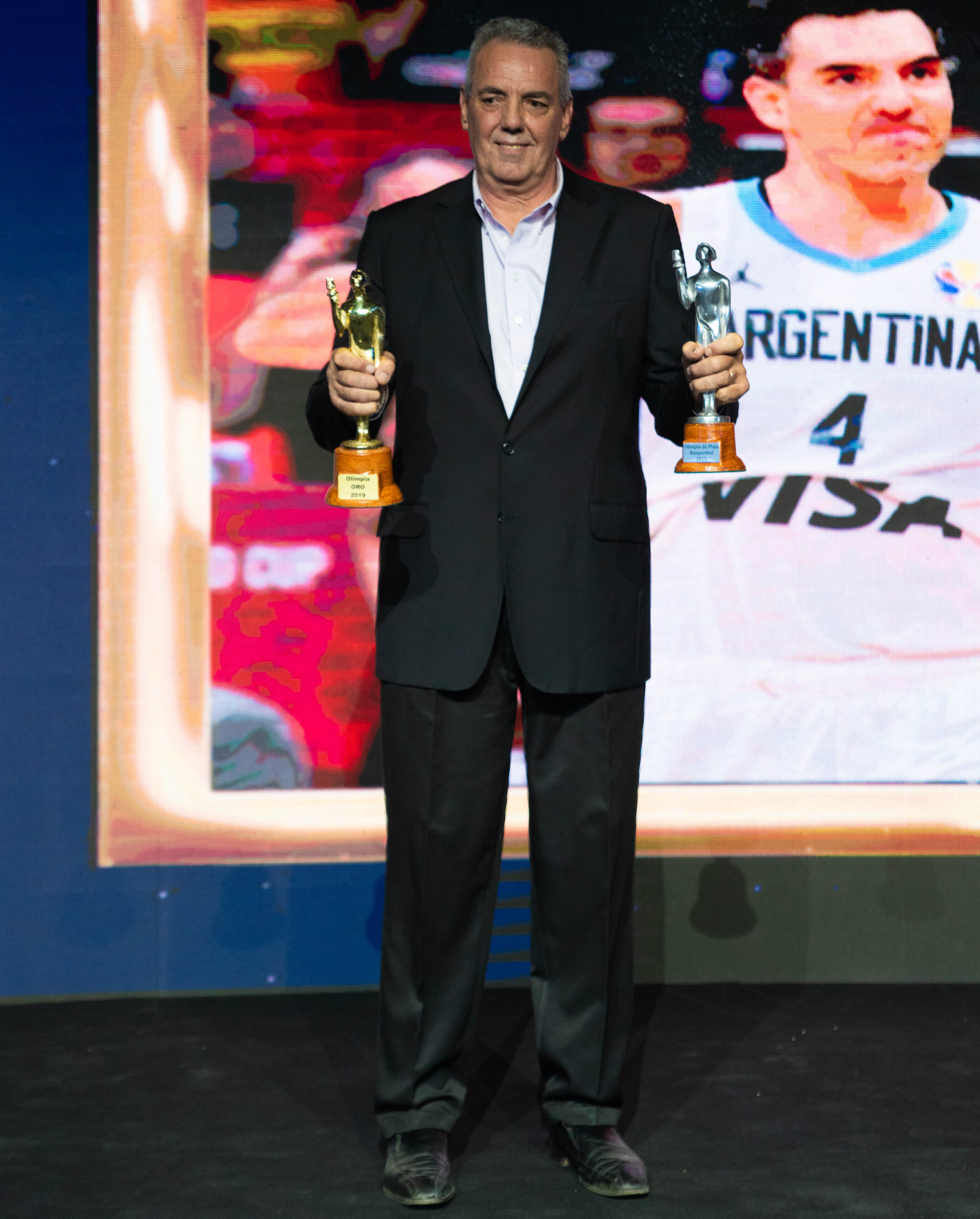 El papa de Luis Scola, con el Olimpia de plata y el de oro