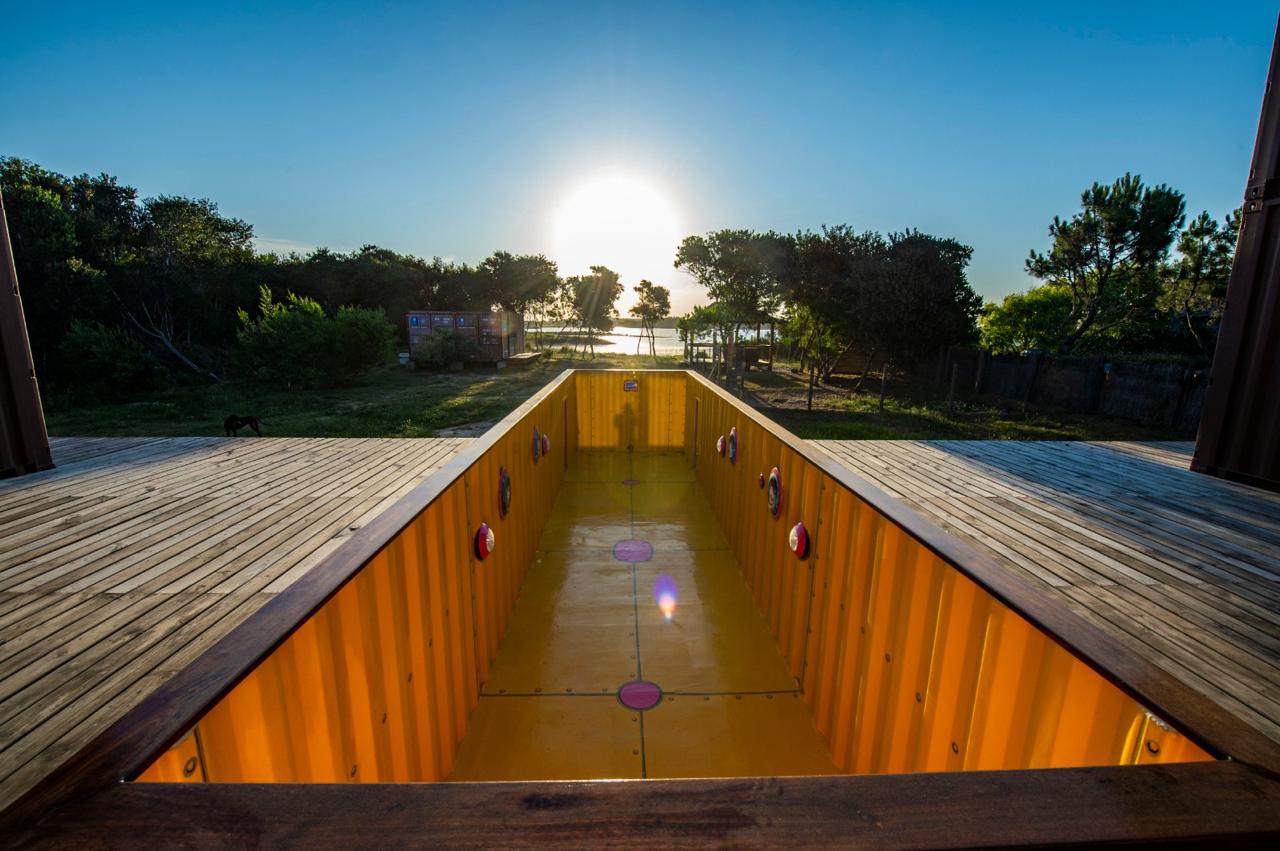 Piscina de diseño con vista a la laguna