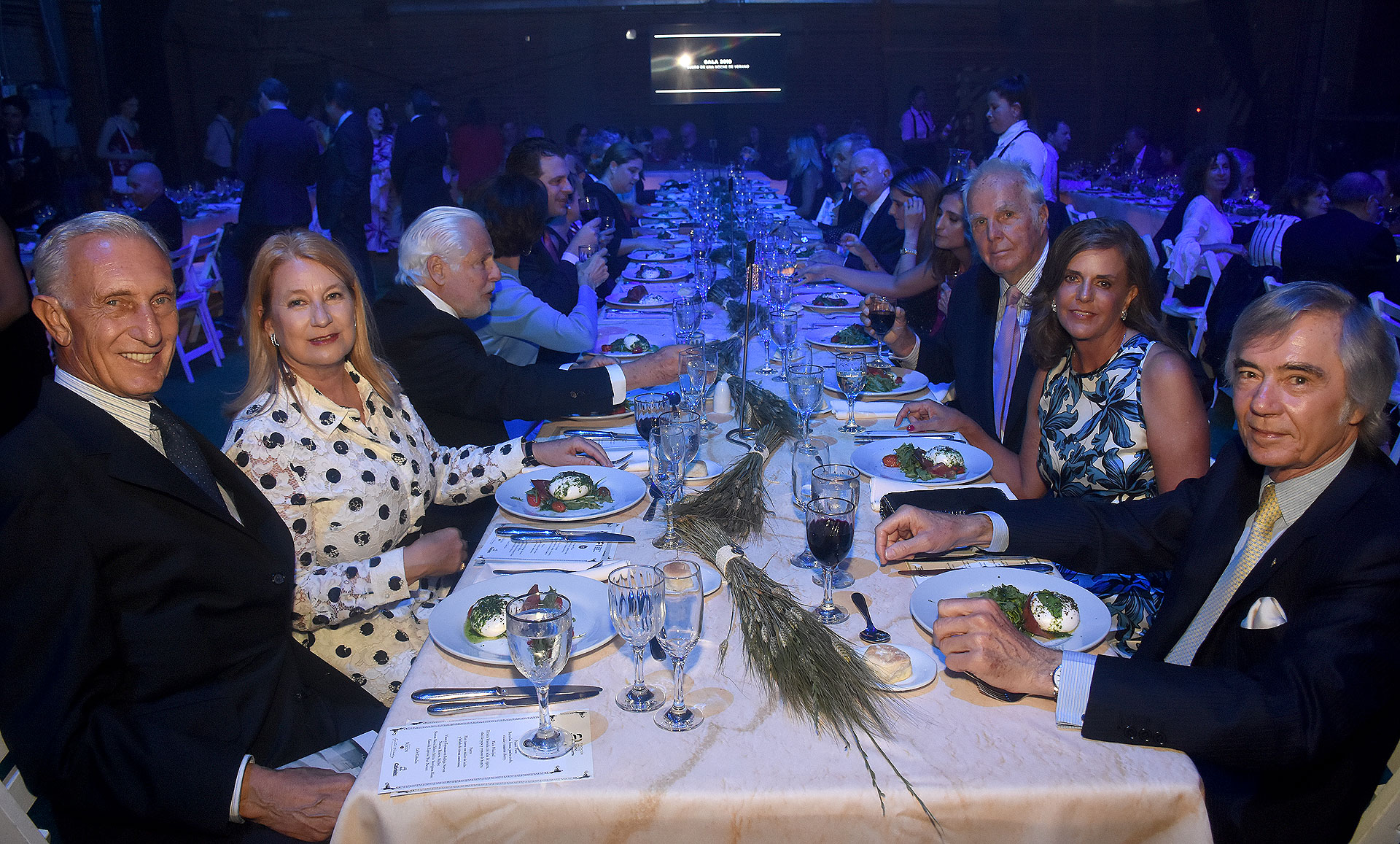 Jorge Neuss y su mujer Silvia Saravia de Neuss compartieron la mesa con Charlie Blaquier y su mujer, María Taquini de Blaquier