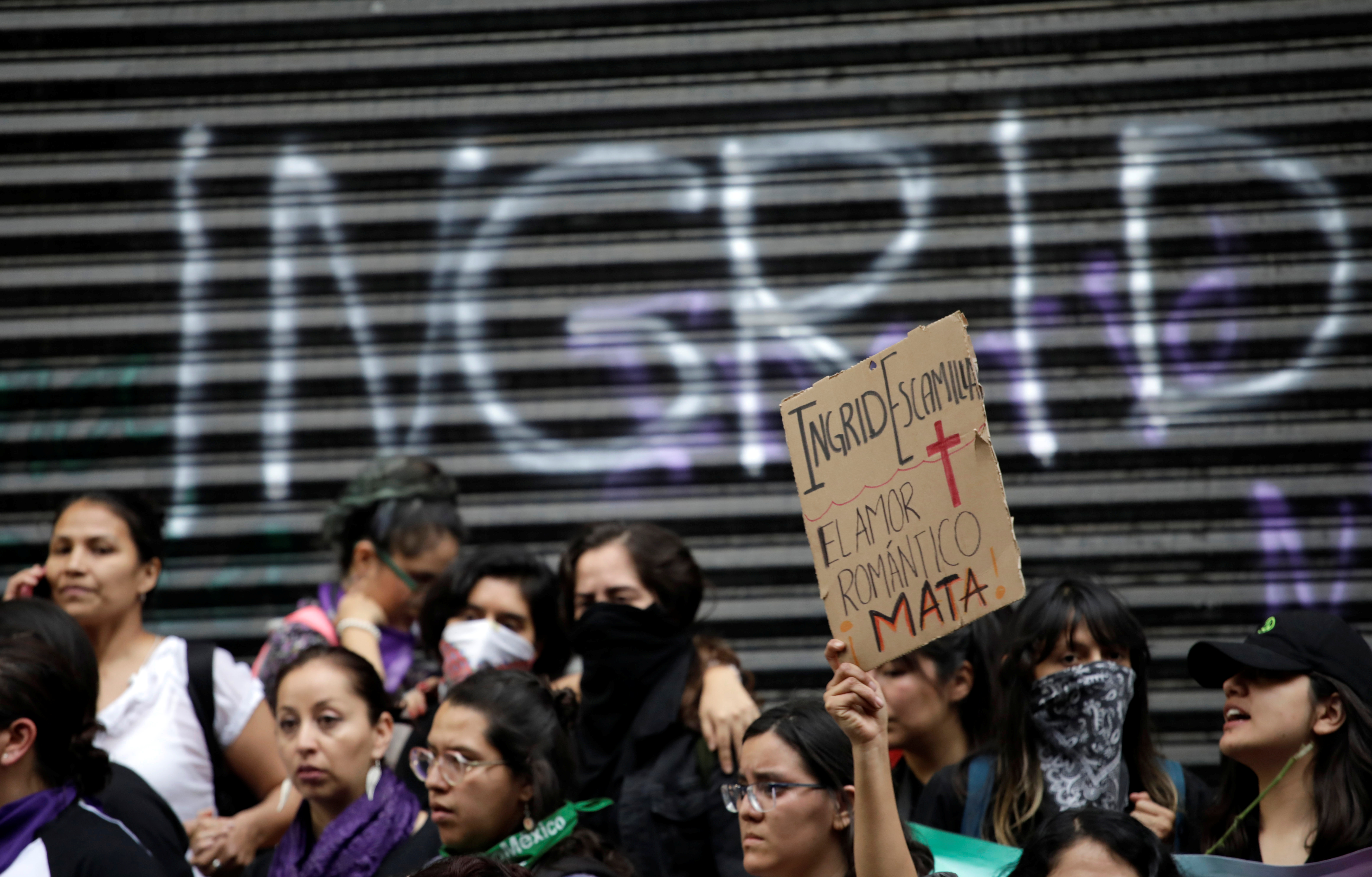Las mujeres se manifestaron en contra del "amor romántico" el 14 de febrero (Foto: Reuters/Andrés Martinez Casares)