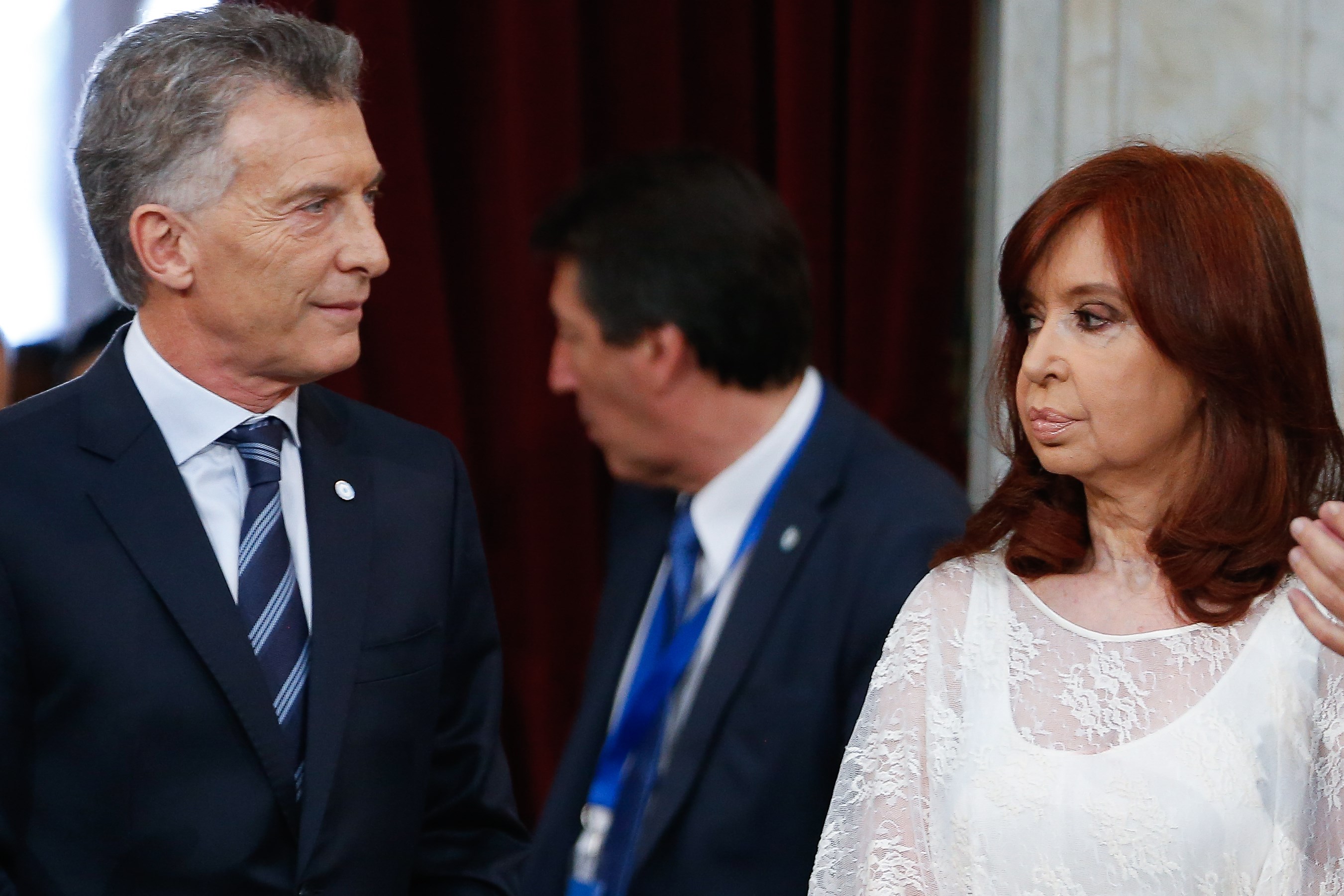 El presidente saliente les dio la mano a la flamante vicepresidenta y ella optó por ignorar el cruce de miradas en ese momento