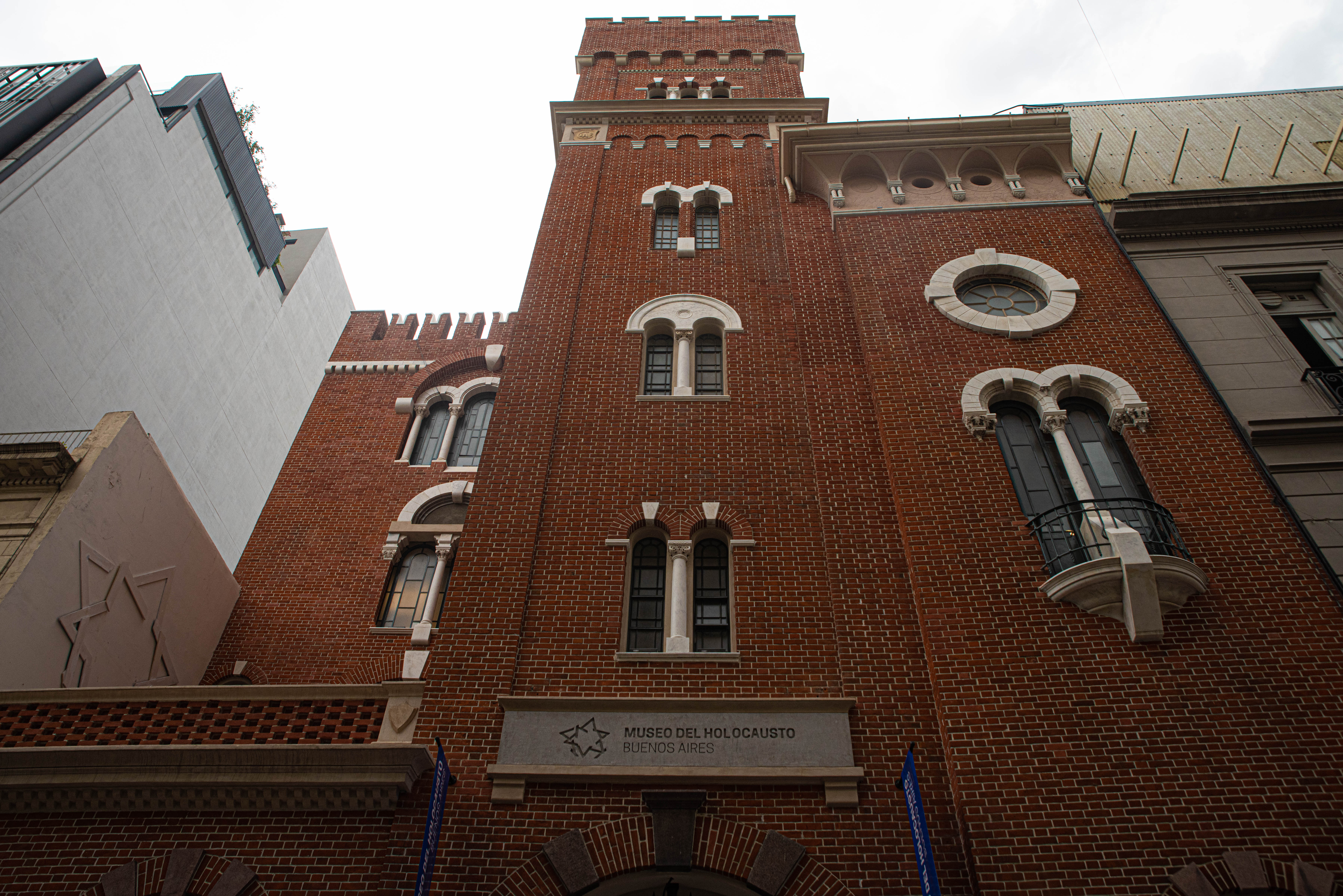 El Museo del Holocausto de Buenos Aires reinauguró su edificio con una nueva exhibición permanente, de vanguardia y con una alta intervención tecnológica, tras dos años de obras de remodelación edilicia y restauración patrimonial. Se reformuló un espacio de 1.554 metros cuadrados en la sede de Montevideo 919 destinado a relatar la historia del Holocausto con anclaje local, con la Argentina como matriz transversal