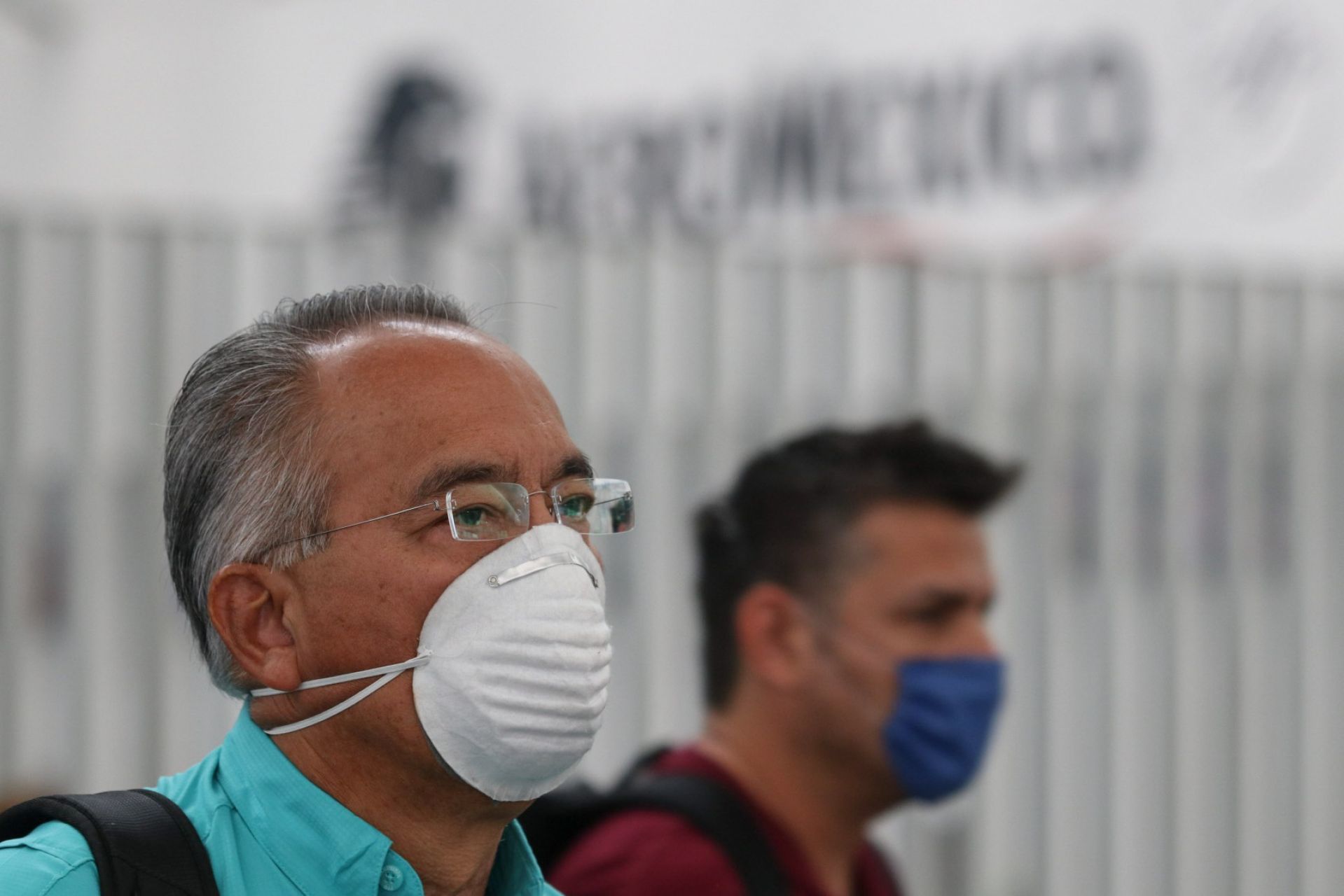 Capitalinos que llegan al Aeropuerto Internacional de la Ciudad usan cubrebocas como medida de protección del Covid-19.
FOTO: GRACIELA LÓPEZ /CUARTOSCURO