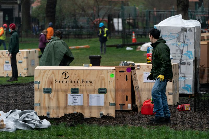 El personal de Samaritan's Purse establece un hospital de emergencia en East Meadow en el Central Park en la ciudad de Nueva York, EEUU. el 29 de marzo de 2020. REUTERS/Jeenah Moon