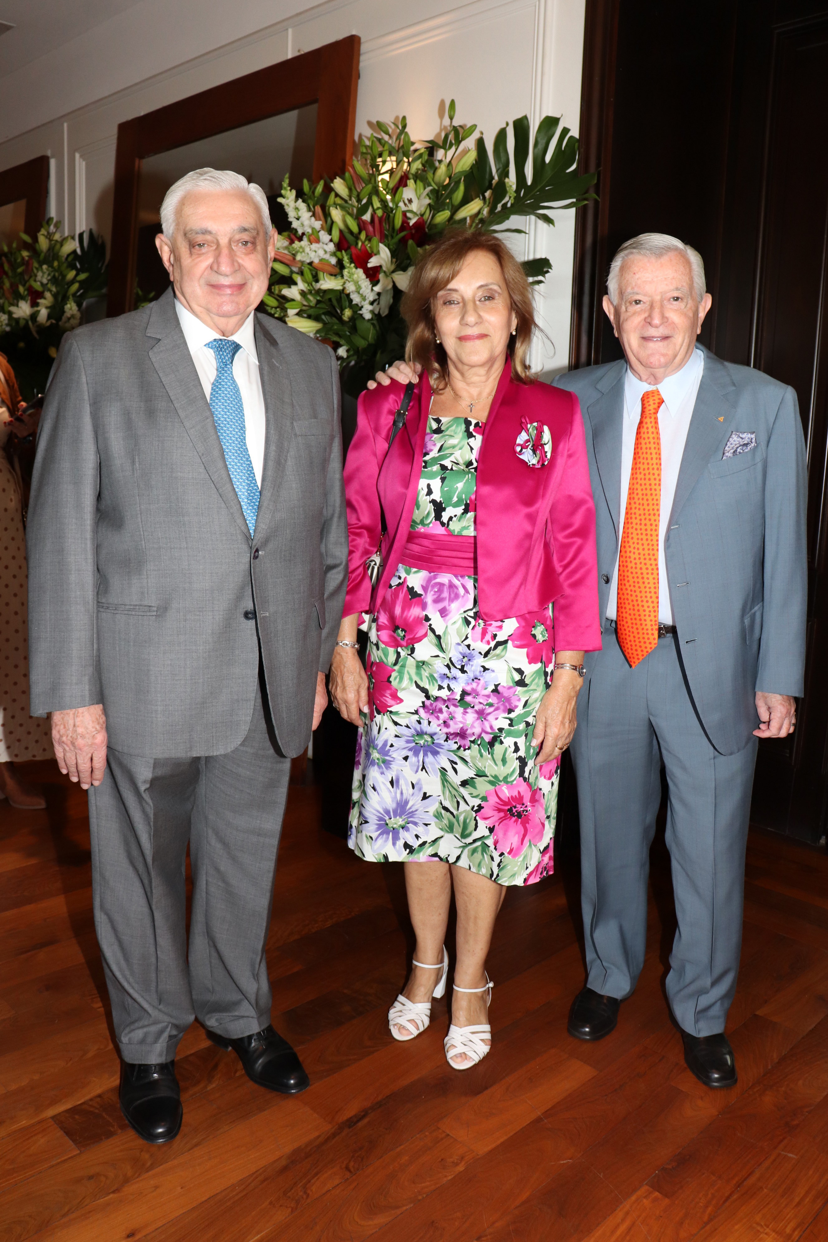 Adelmo Gabbi y su mujer junto a Juan Carlos Bagó