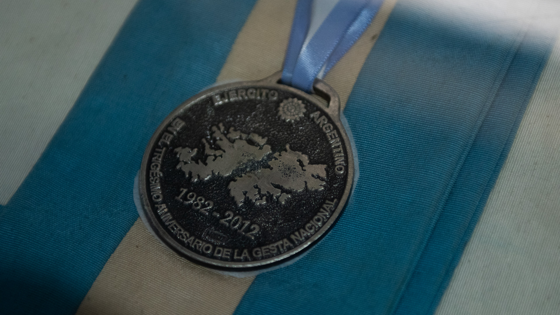 Detalle de una medalla conmemorativa al cumplirse el trigésimo aniversario de la guerra de Malvinas